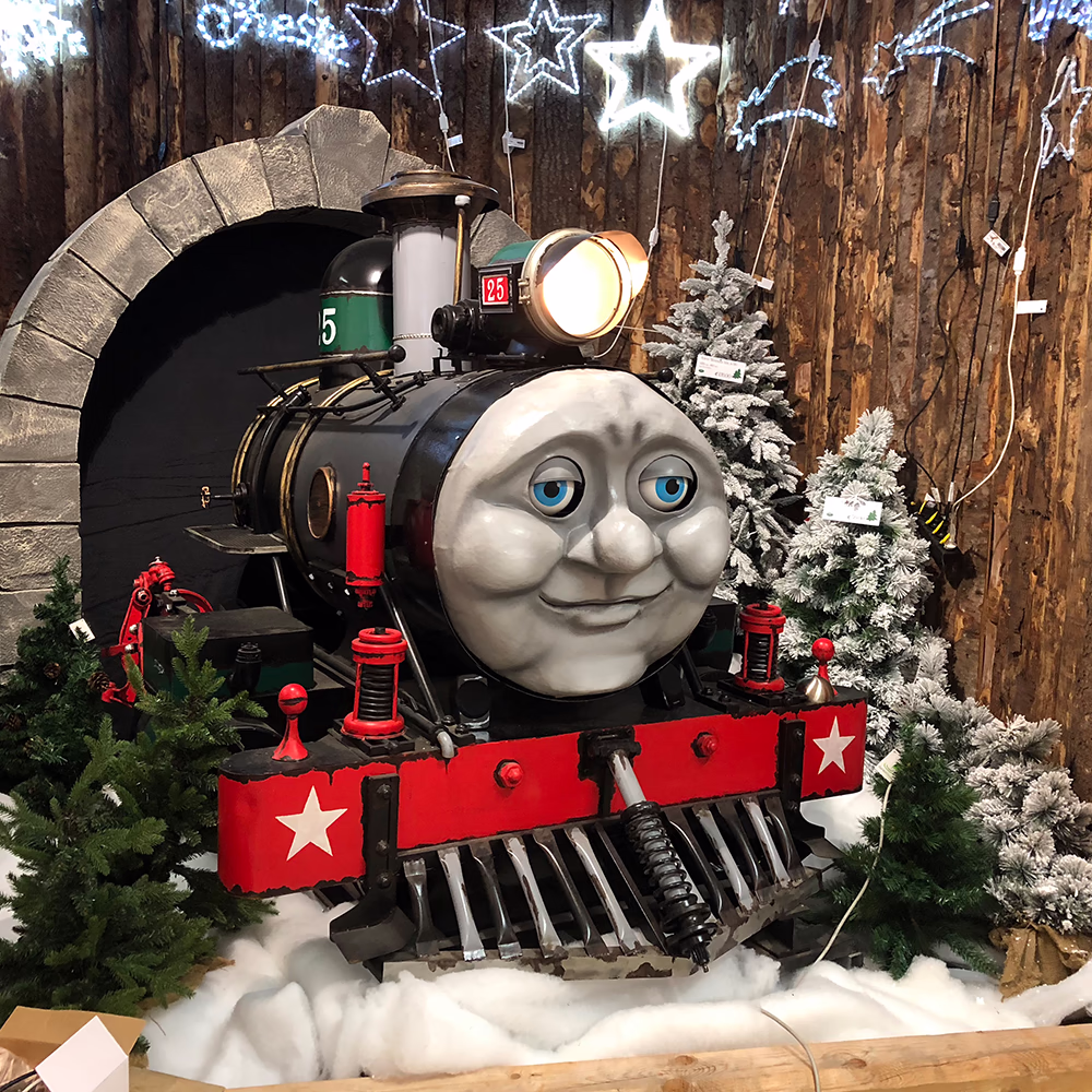 Installazione completa Tommy Express con decorazioni LED natalizie, tunnel di pietra e ambientazione innevata, esperienza ferroviaria immersiva Menart per centri commerciali.