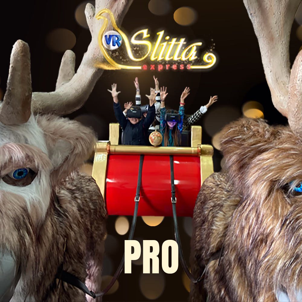Slitta Express VR PRO con utenti che utilizzano visori VR tra renne scenografiche realistiche, logo illuminato e effetti scintillanti, esperienza immersiva premium Menart.