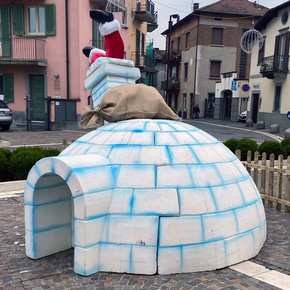 Igloo scenografico realistico con Santa Claus di Chi Ha Incastrato Santa Claus, struttura in polistirolo colorato azzurro creando ambientazione artica autentica Menart.