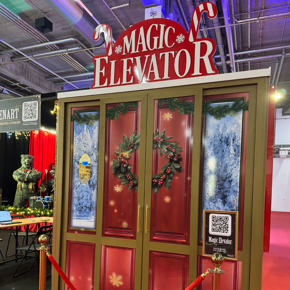 Ascensore scenografico "Magic Elevator" con porte decorate, finestre digitali animate e illuminazione natalizia, creando esperienza immersiva multimediale per centri commerciali e fiere.