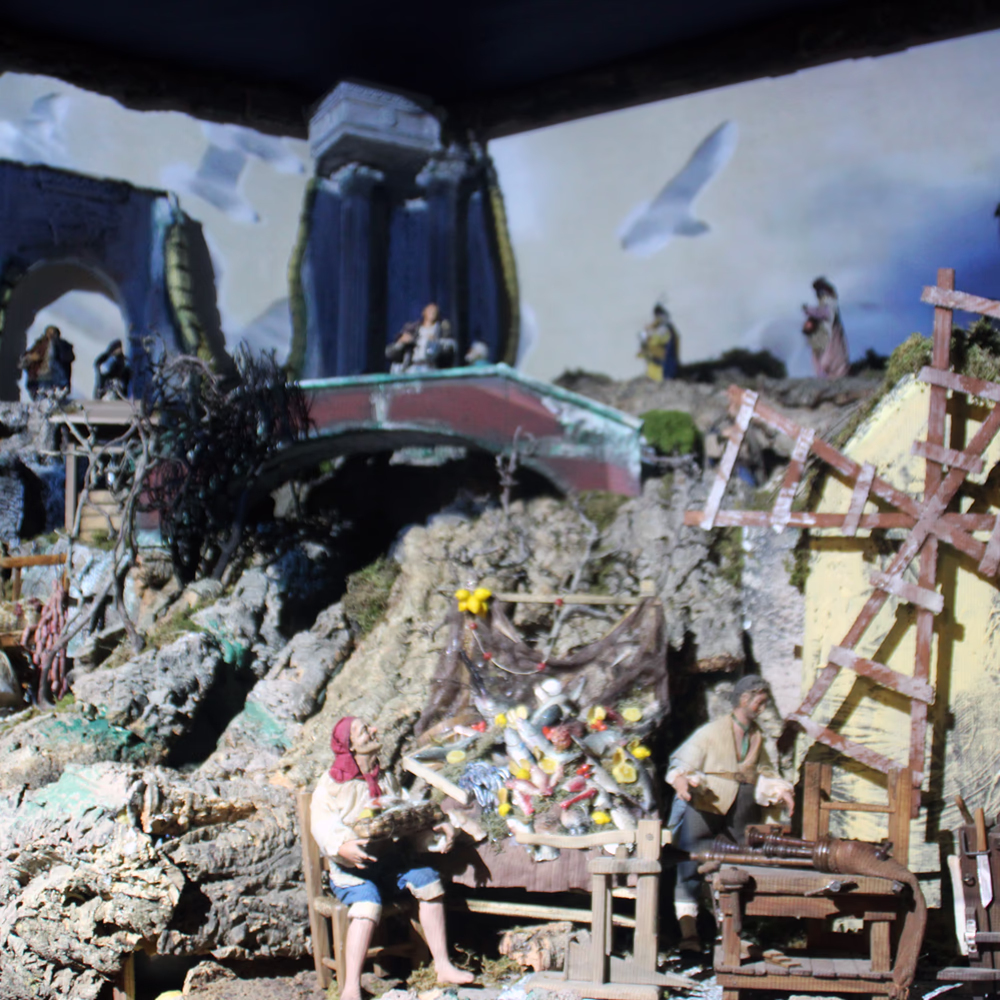 Presepe scenografico "Nativyx" con villaggio biblico multi-livello, figure animate, proiezioni paesaggistiche, strutture architettoniche dettagliate e illuminazione drammatica per esperienza natalizia immersiva e realistica.