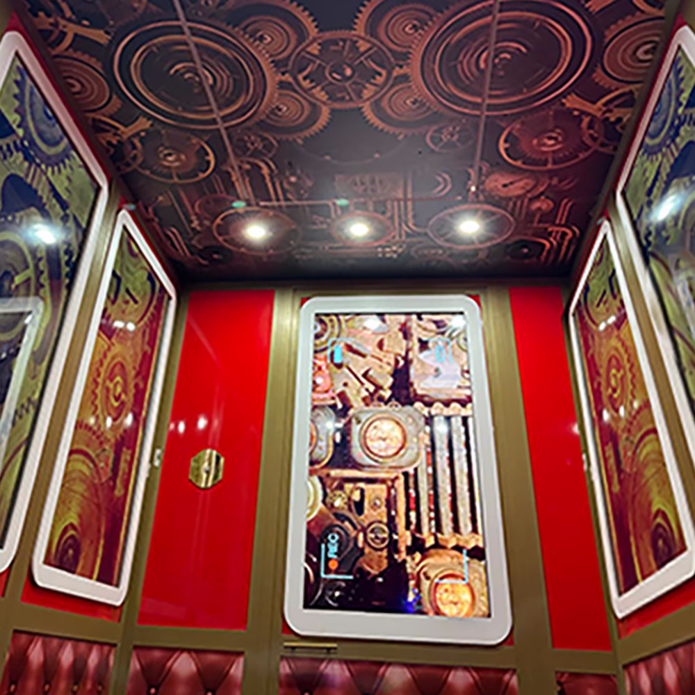 Interno "Magic Elevator - Versione Pro" con soffitto meccanico animato, illuminazione integrata, pannelli decorativi steampunk, schermo digitale centrale e finiture dorate per esperienza immersiva tecnologicamente avanzata.