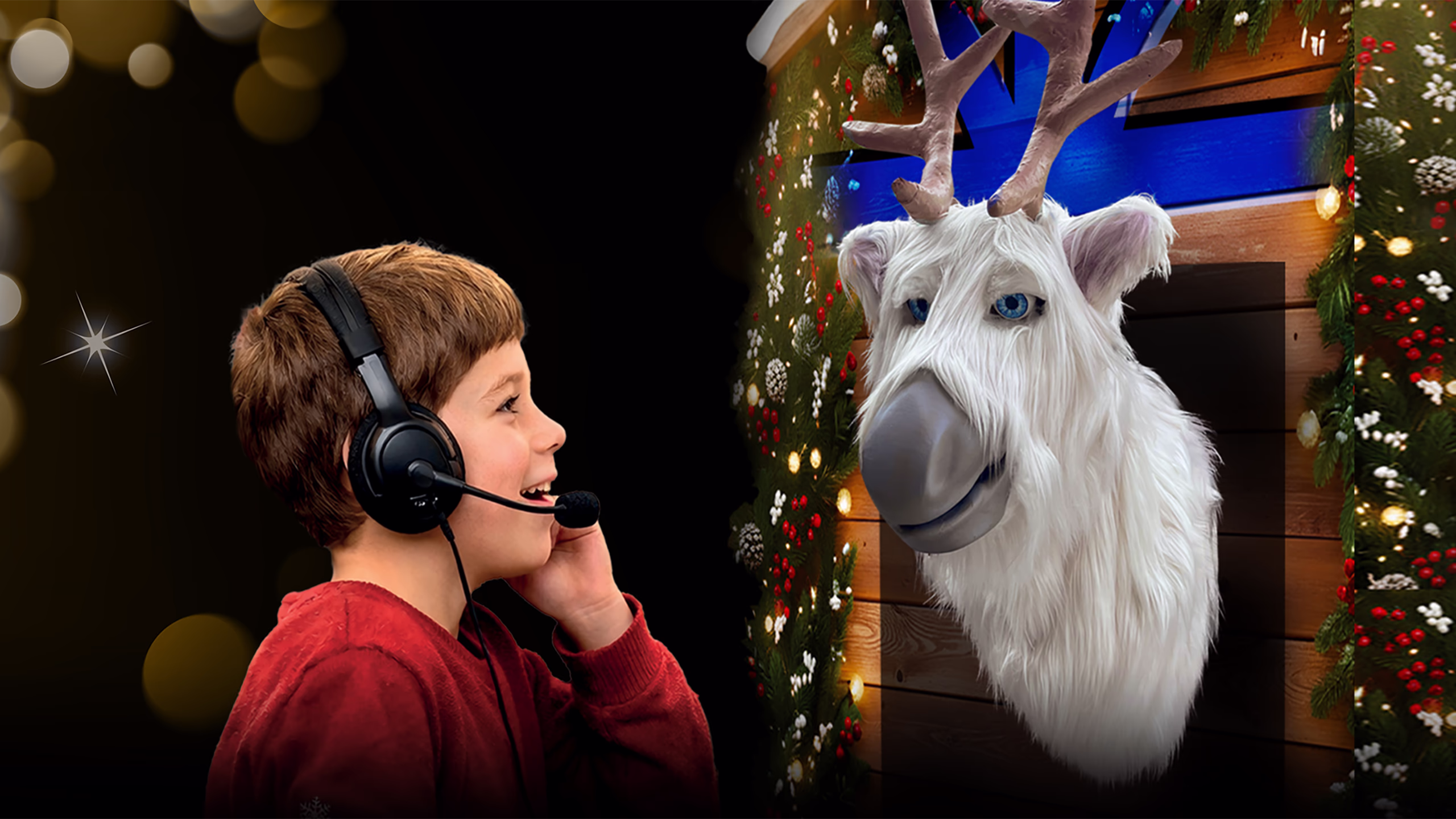 Bambino con cuffie e microfono che sorride dialogando con una renna bianca animata su sfondo natalizio.