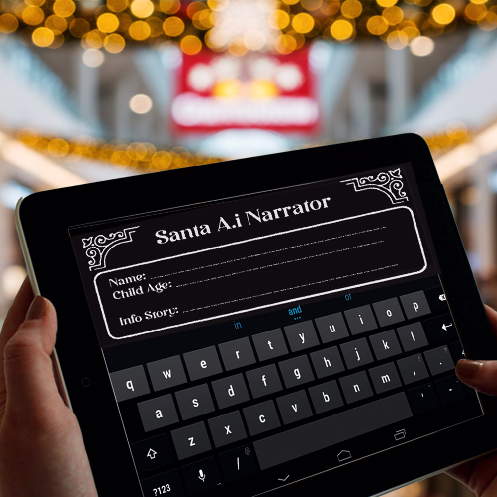 Persona che tiene un tablet che mostra un'app chiamata Santa A.I Narrator con campi per nome, età del bambino e informazioni sulla storia.