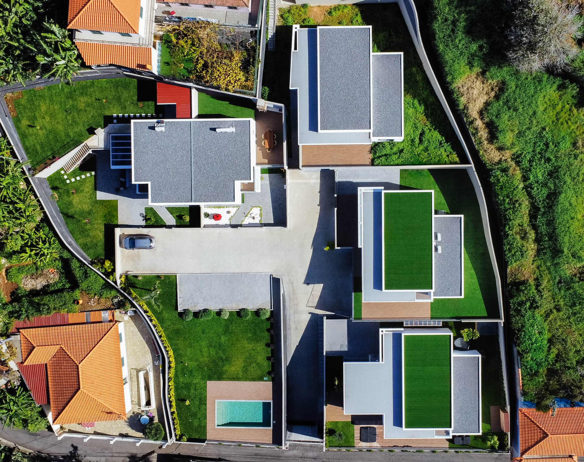 Vista aérea do conjunto de moradias contemporâneas integradas na paisagem