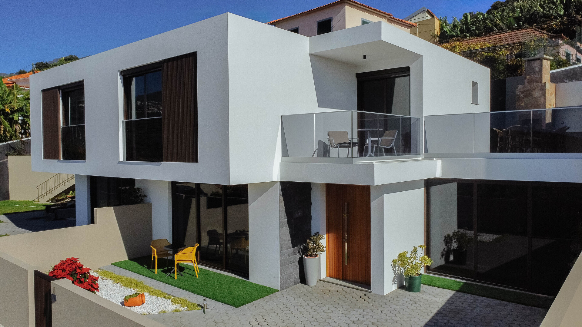 Terraço espaçoso e ensolarado de moradia contemporânea