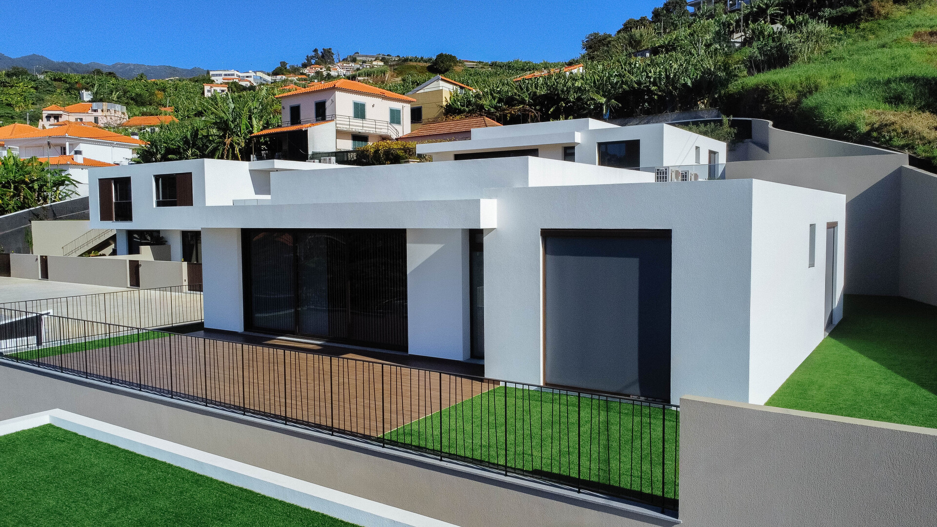 Espaço exterior com varanda larga e corrimão