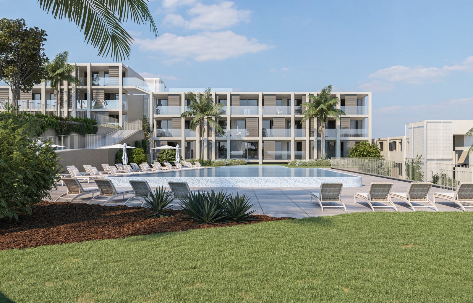 Complexo habitacional com dois blocos de 3 andares e apartamentos envidraçados e com painéis de madeira, emoldurados por betão. No rés do chão uma piscina de água azul com espreguiçadeiras à volta e relvado no primeiro plano. Árvores e um céu azul.