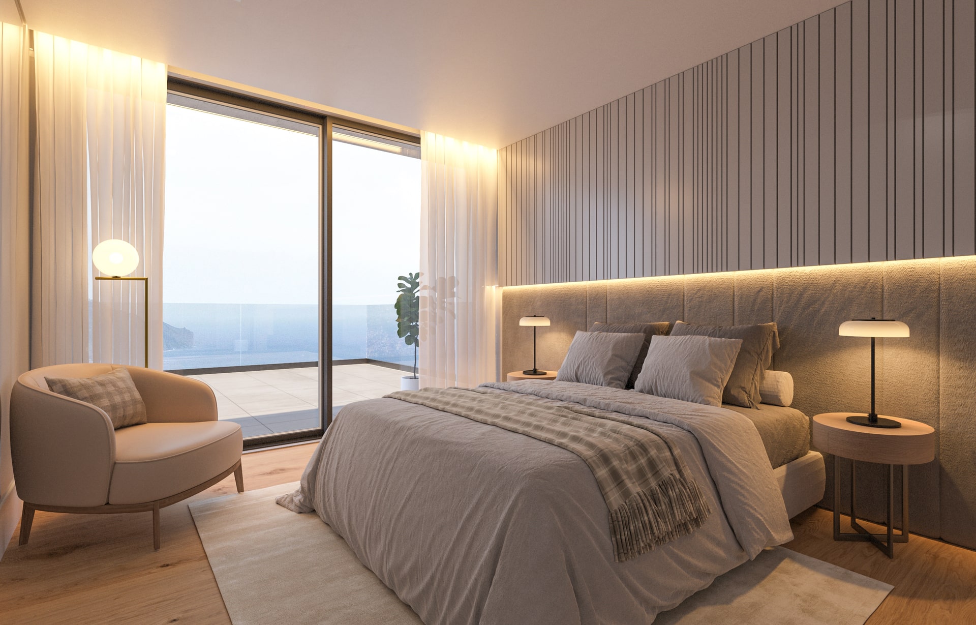 Quarto com cama de casal, cabeceira estofada, janela grande com cortinas de tecido claro, e iluminação suave