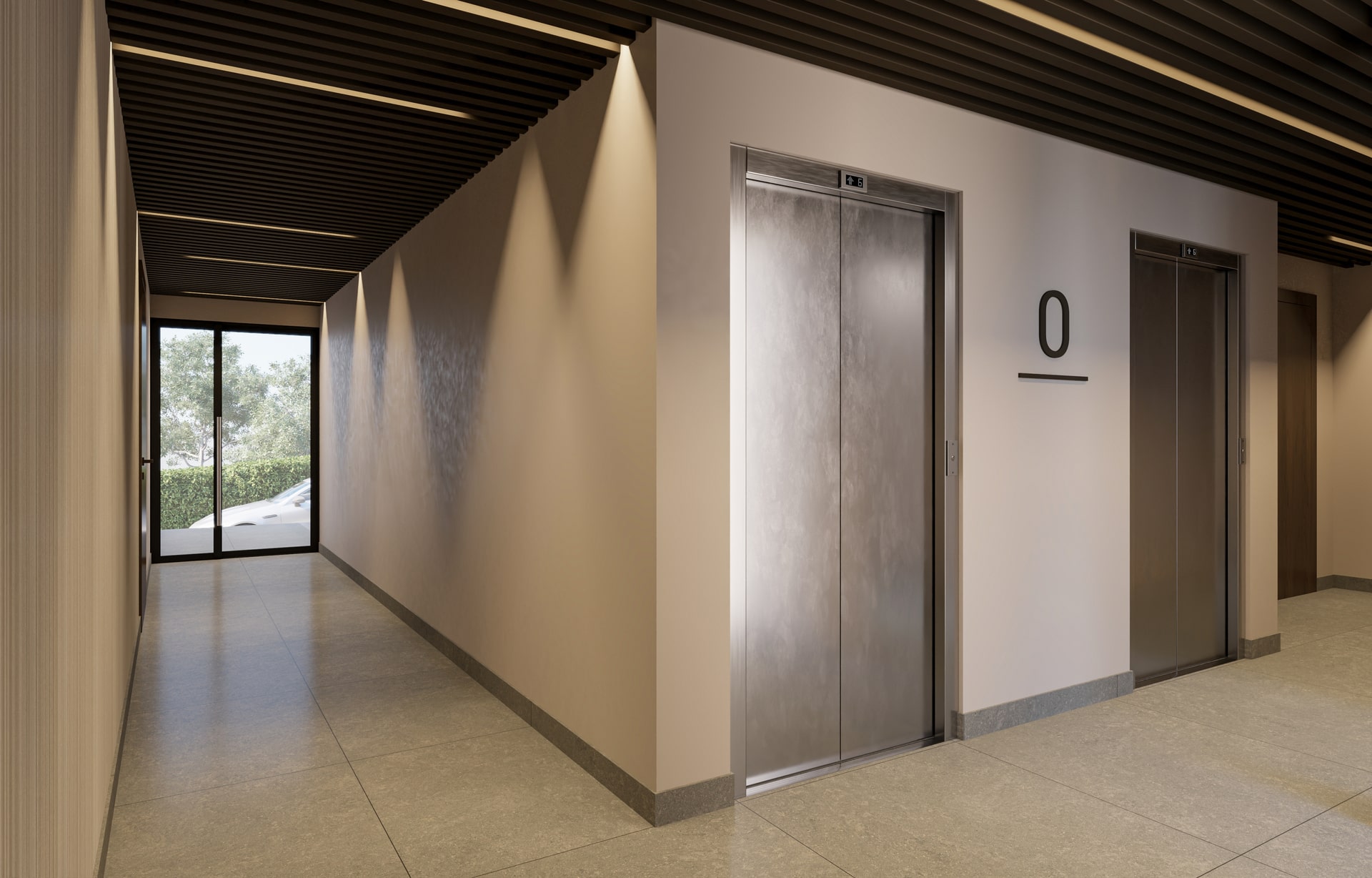 Corredor interno moderno com teto de ripas de madeira e luzes embutidas, com dois elevadores de portas metálicas à direita e porta de vidro ao fundo