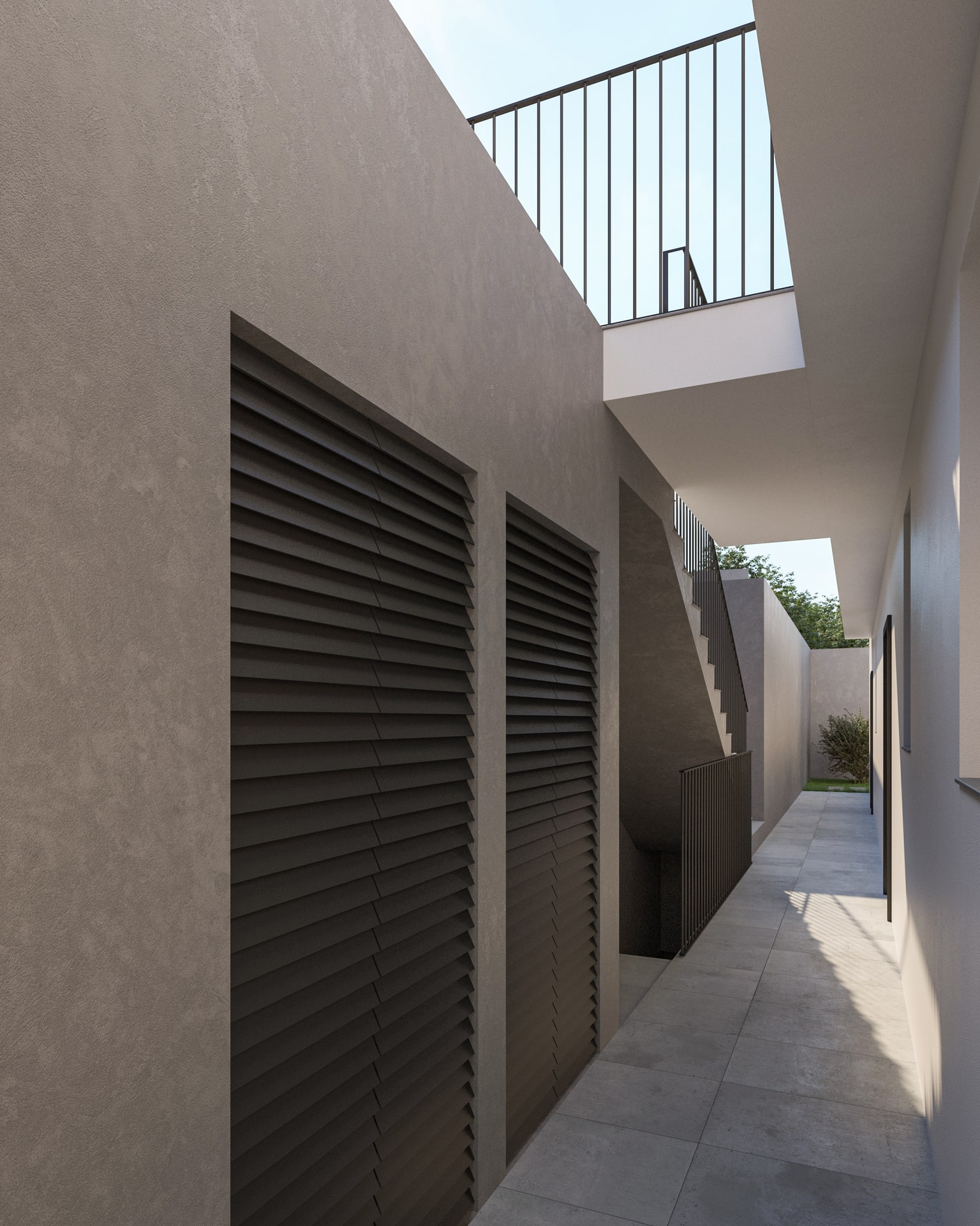 Detalhe de corredor térreo com paredes texturizadas em tom cinza, janelas com persianas horizontais pretas e uma escada externa lateral, em ambiente moderno de residência