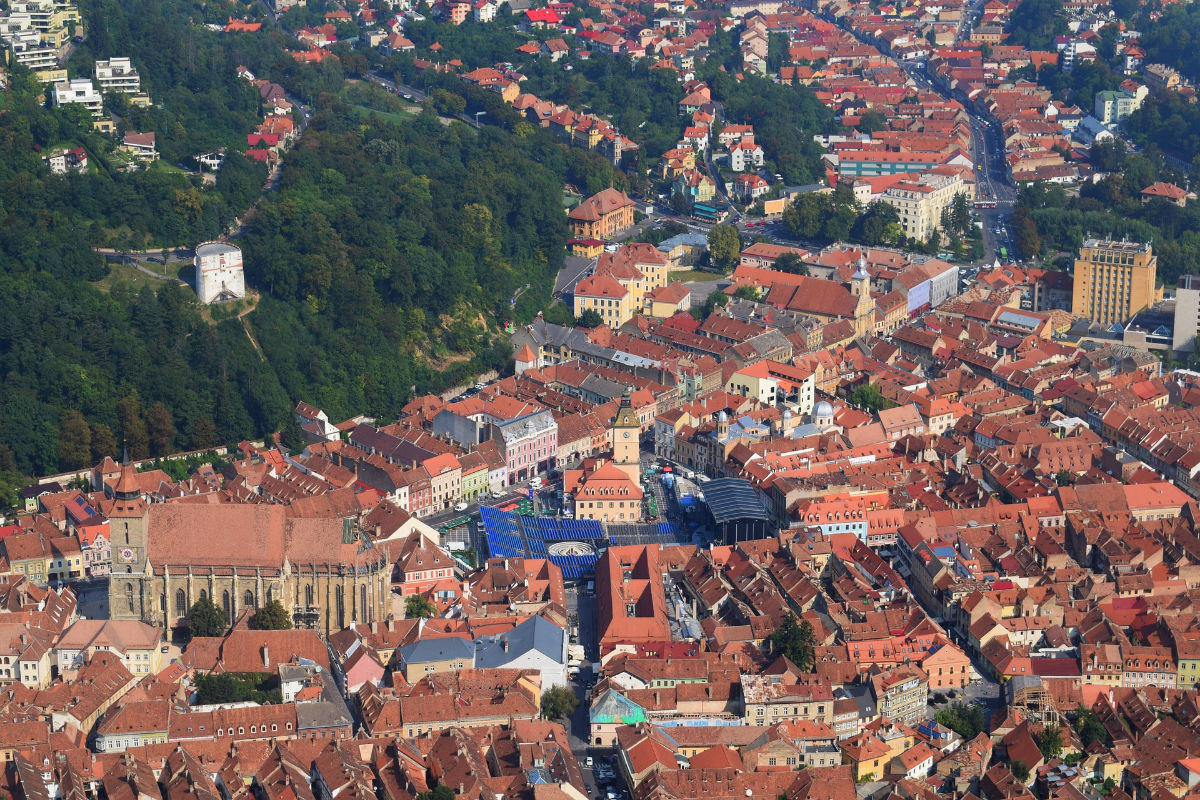 Panoramă asupra centrului istoric din Brașov, zona unde se află Casa Albert, opțiunea ideală pentru cazare în centrul Brașovului.