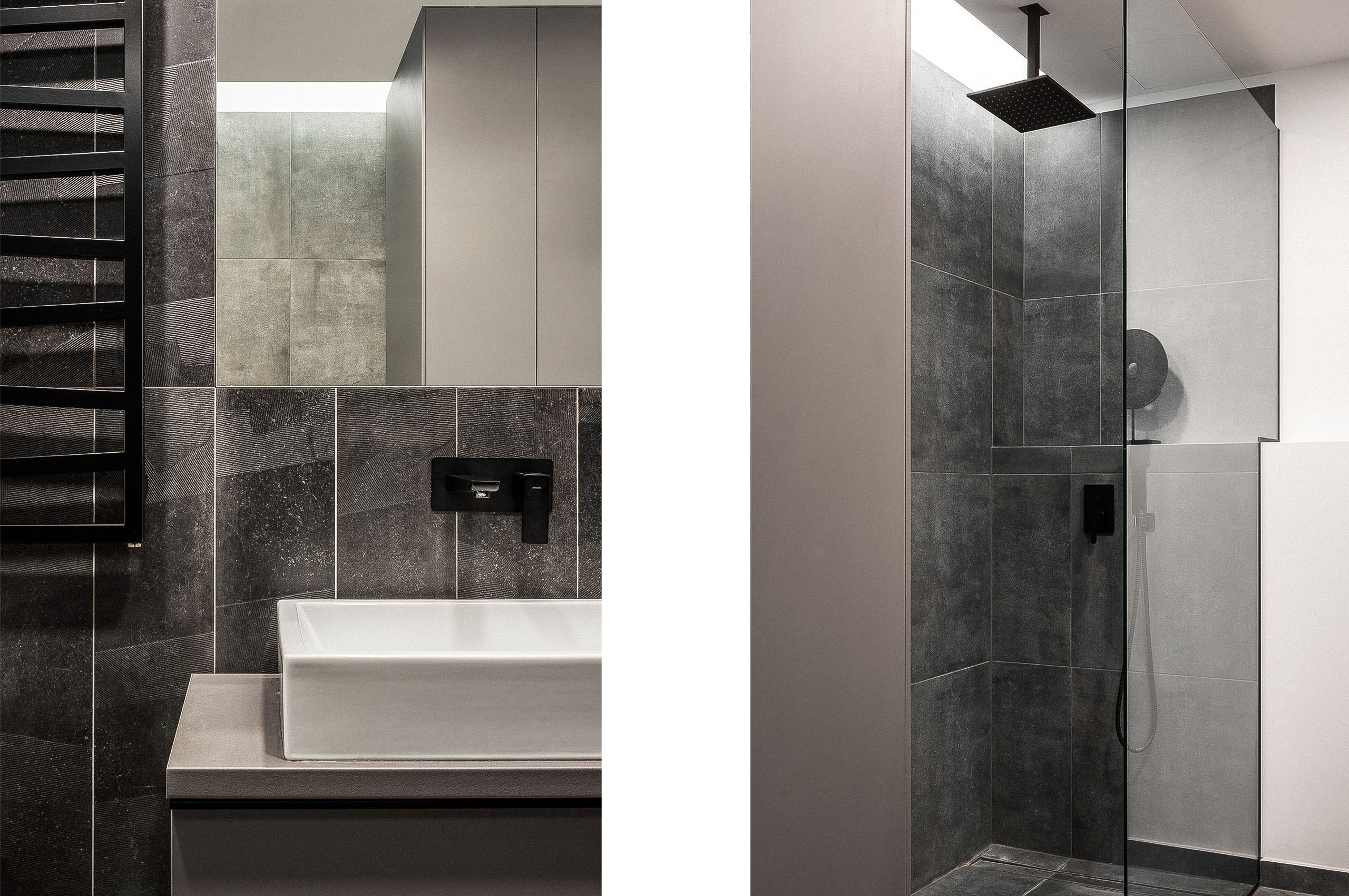 1A. Nahaufnahme eines modernen Waschtischs mit rechteckigem weißen Becken, dunklen strukturierten Fliesen und mattschwarzer Armatur. 1B. Minimalistische Walk-In-Dusche mit großen dunklen Fliesen, Glasabtrennung und schwarzem Decken-Rainshower.