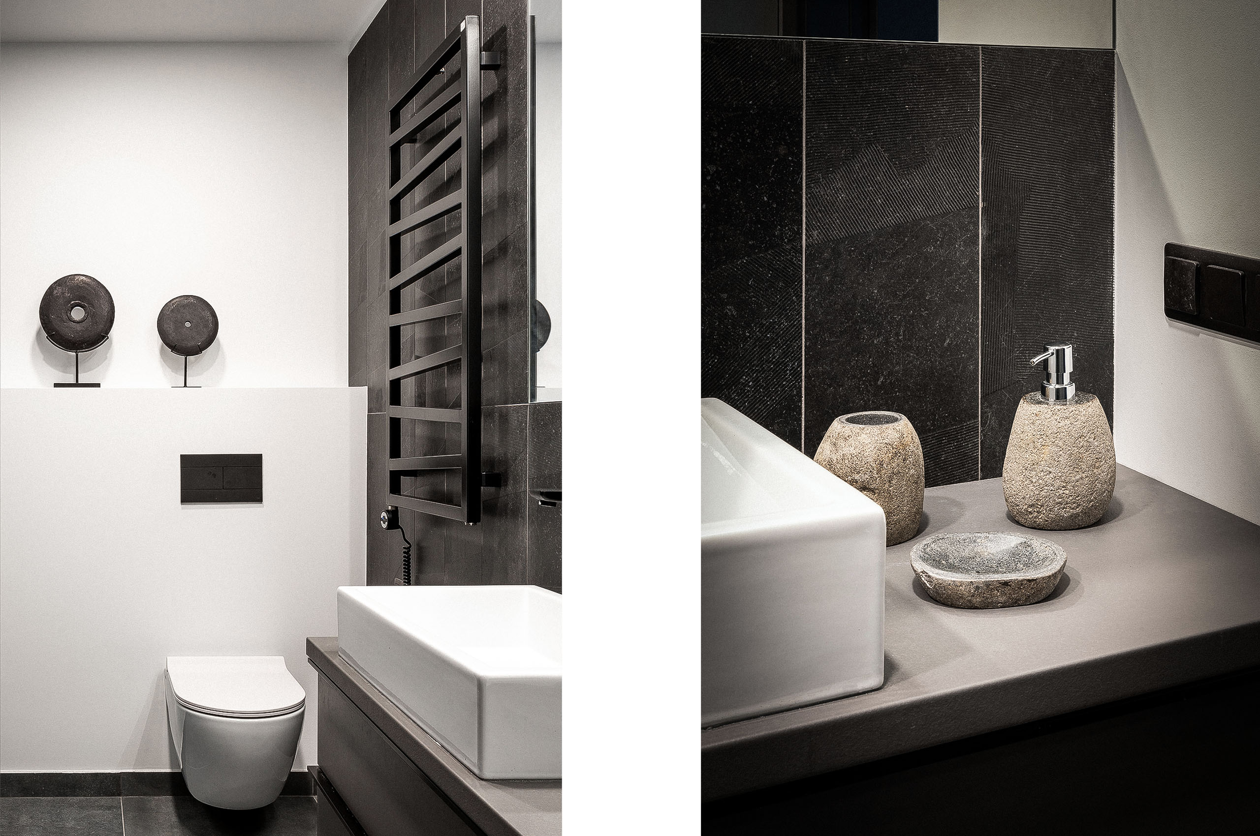 2A. Modernes Badezimmer mit wandhängendem WC, dunklen Fliesen, mattschwarzem Handtuchheizkörper und dekorativen Steinskulpturen. 2B. Detailaufnahme einer Badezimmerablage mit Accessoires aus Stein neben einem weißen rechteckigen Becken.