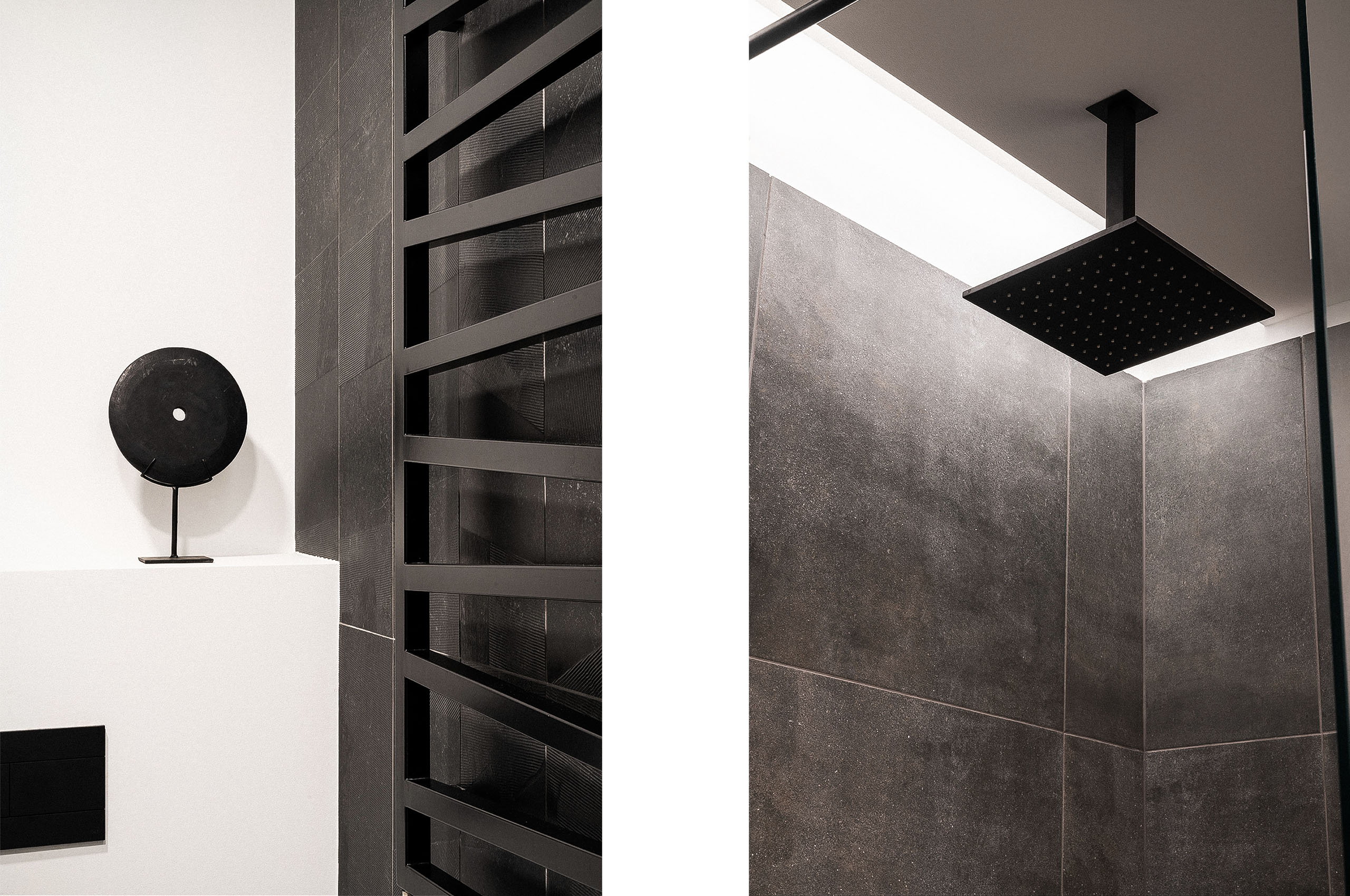 3A. Nahaufnahme eines schwarzen vertikalen Handtuchheizkörpers vor strukturierten dunklen Badezimmerfliesen. 3B. Deckenmontierter quadratischer Rainshower in einer Walk-In-Dusche mit großen dunklen Fliesen.