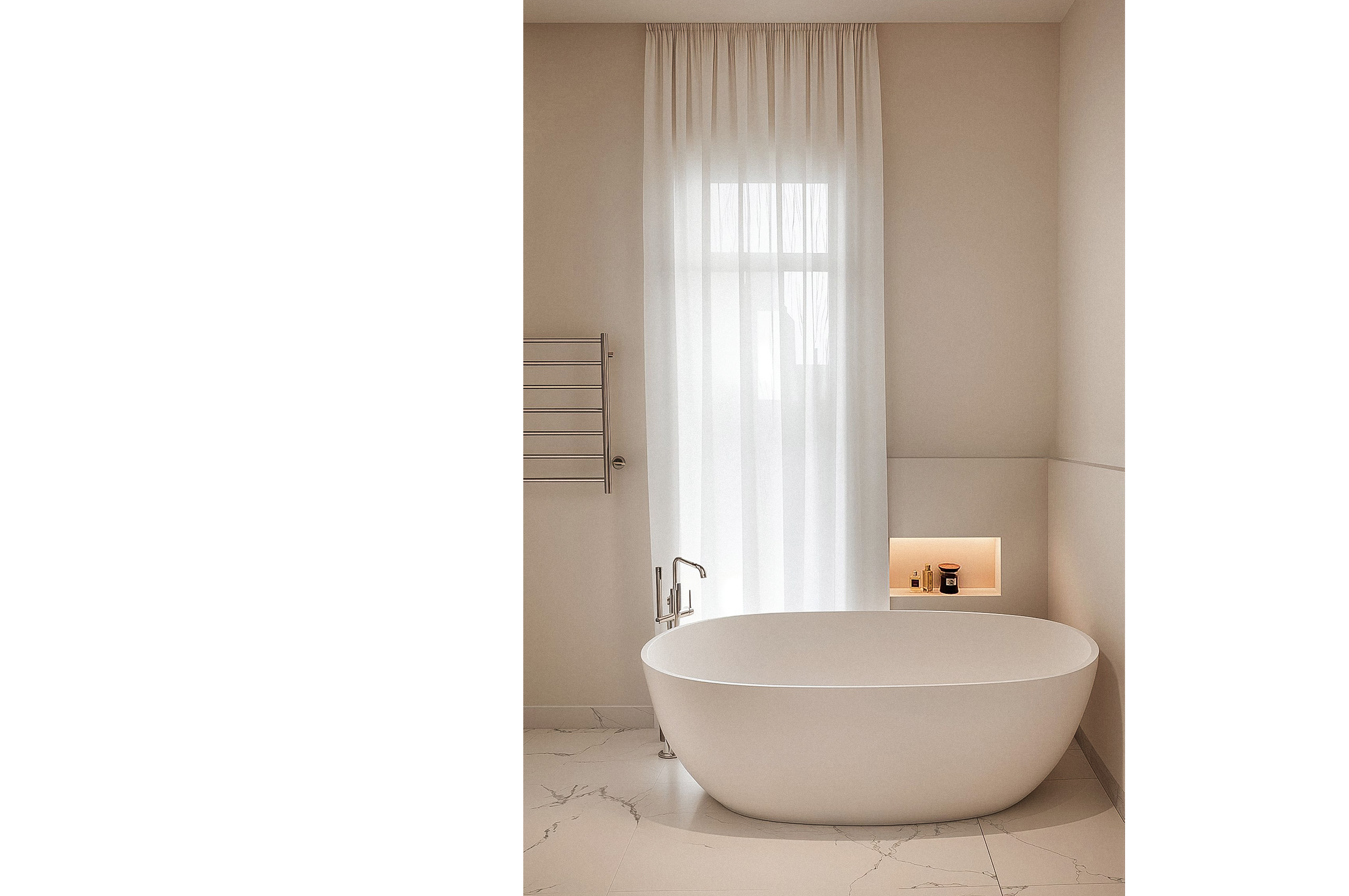 Helles Badezimmer mit freistehender ovaler Badewanne, leichten Vorhängen, marmorierten Bodenfliesen und einer beleuchteten Wandnische.