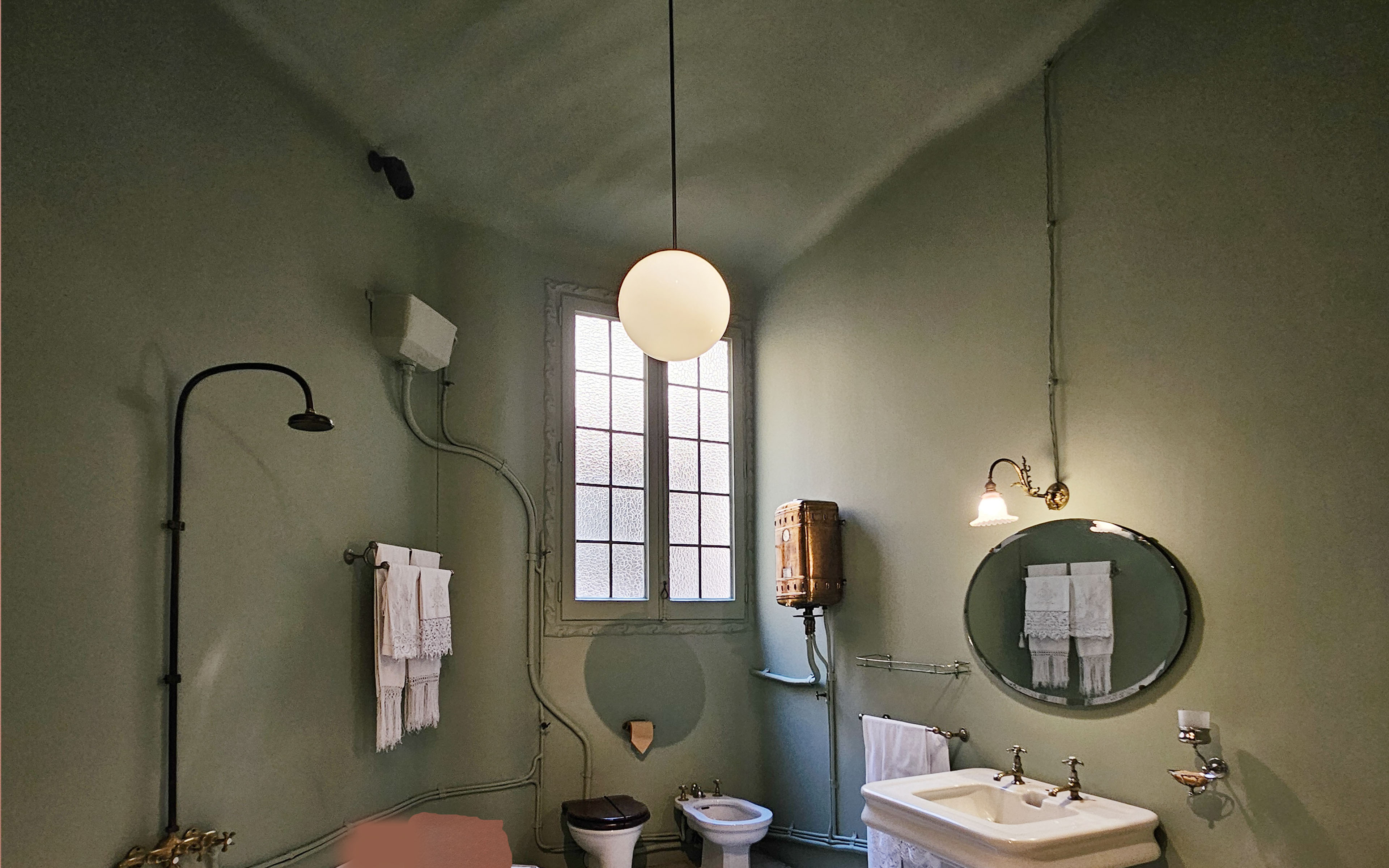 The Sculpted Ceiling: What Gaudí’s Casa Milà Teaches Us About Bathrooms