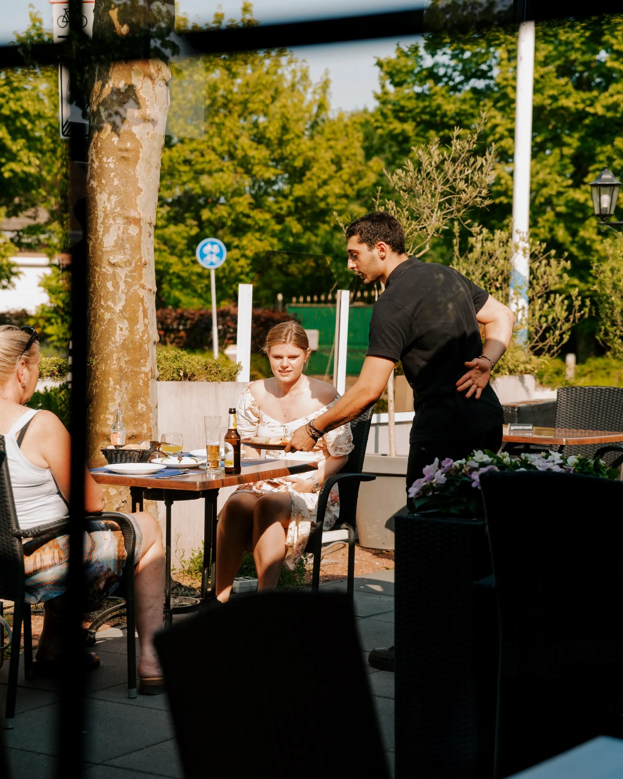 Bediening op een terras