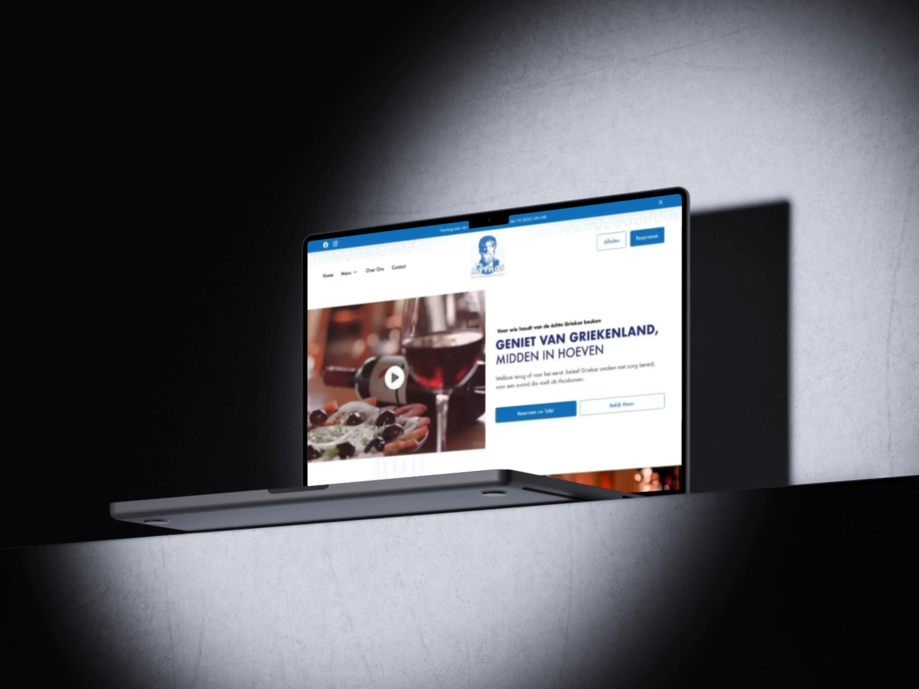Laptop met modern Grieks restaurant webdesign gemaakt door VSK Media