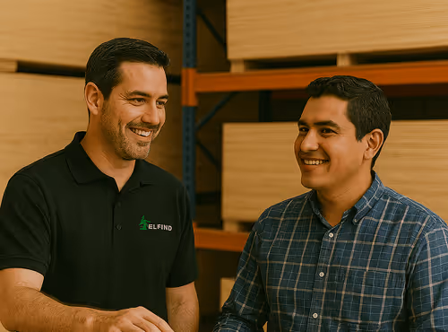 Empleado hablando con cliente. Bultos al fondo
