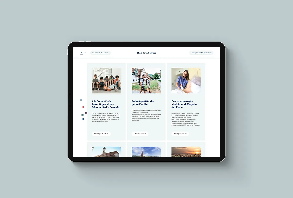 Tablet zeigt eine Webseite mit Informationen zu Bildung, Freizeit und medizinischer Versorgung im Alb-Donau-Kreis.