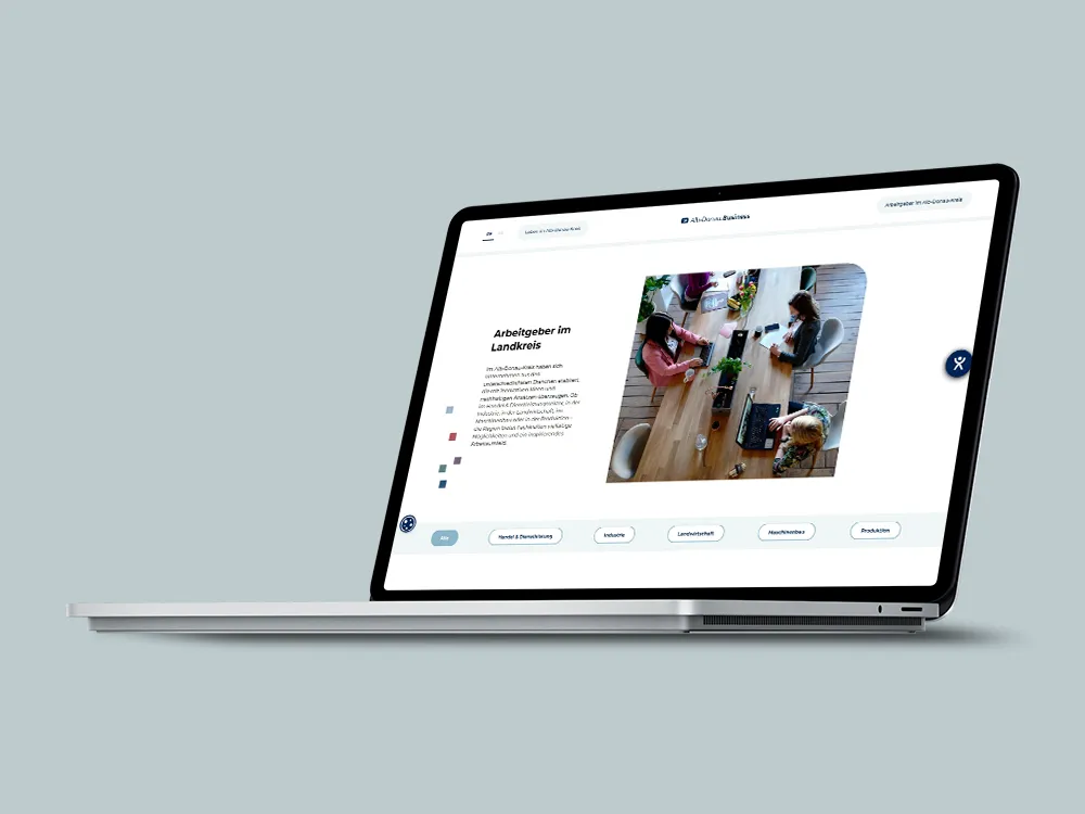 Seitenansicht eines geöffneten Laptops mit einer Website, die über Arbeitgeber im Alb-Donau-Kreis informiert.