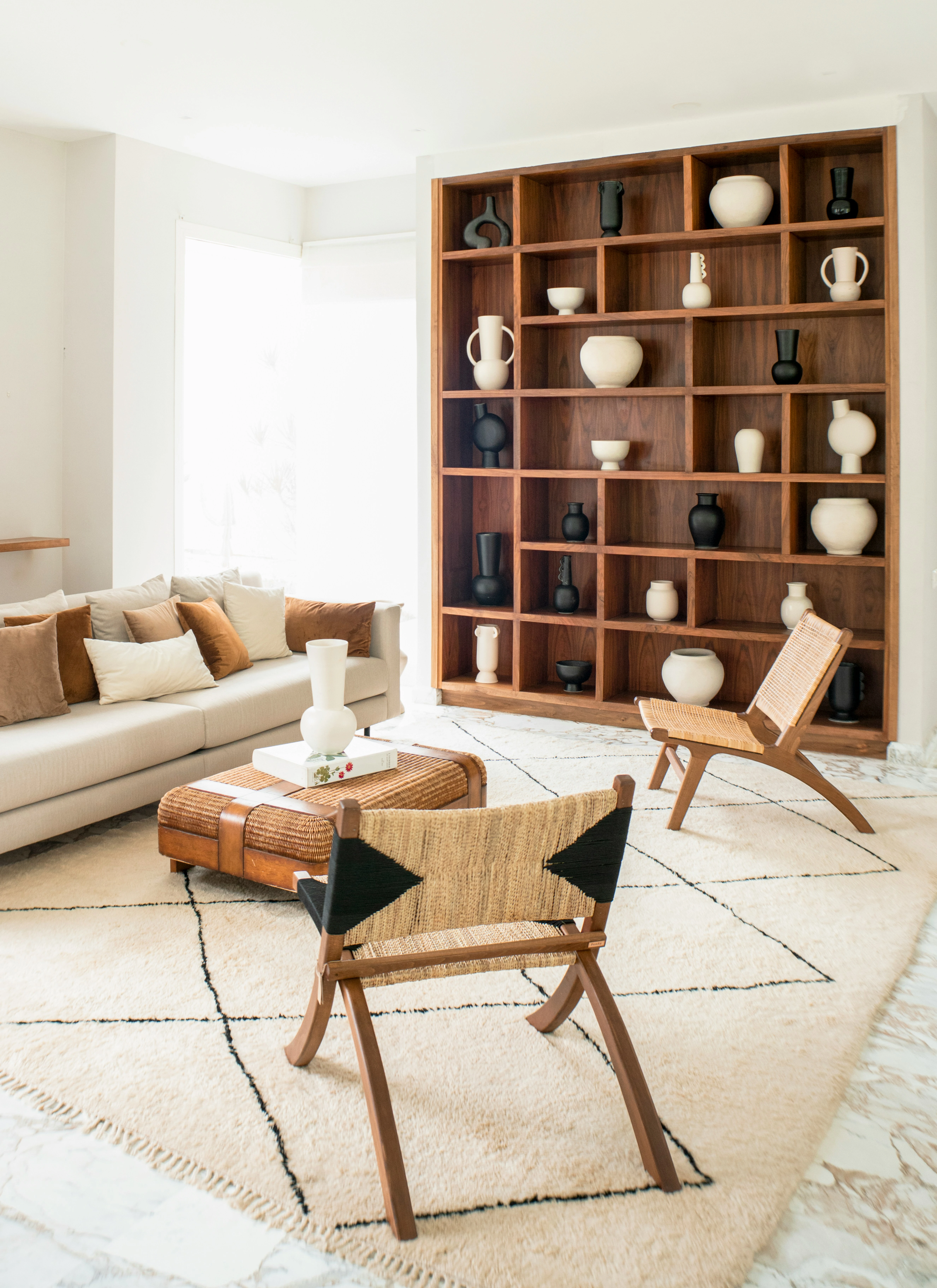 Chaise et étagère en bois