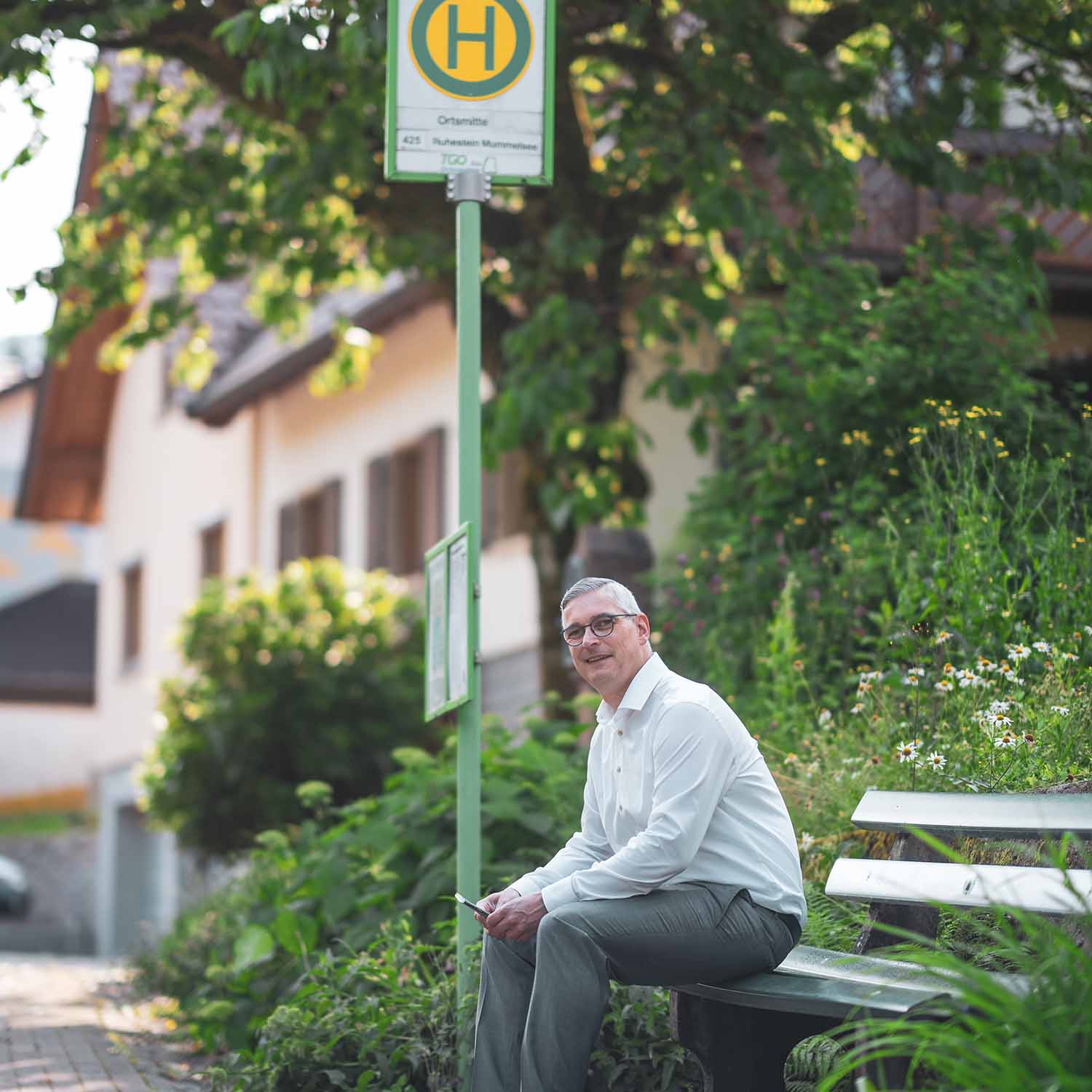 Markus Benkeser an einer Bushaltestelle