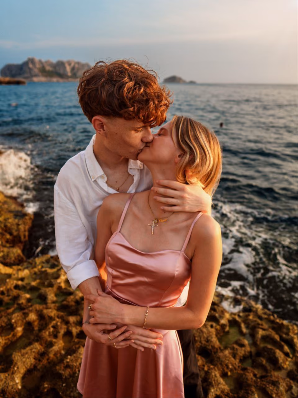 Portrait extérieur d’un couple amoureux – plage et lumière naturelle