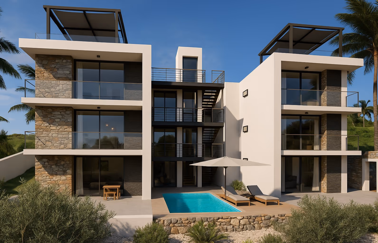 Casa moderna de tres pisos con paredes blancas y de piedra, con piscina, sombrilla y tumbonas en el patio.