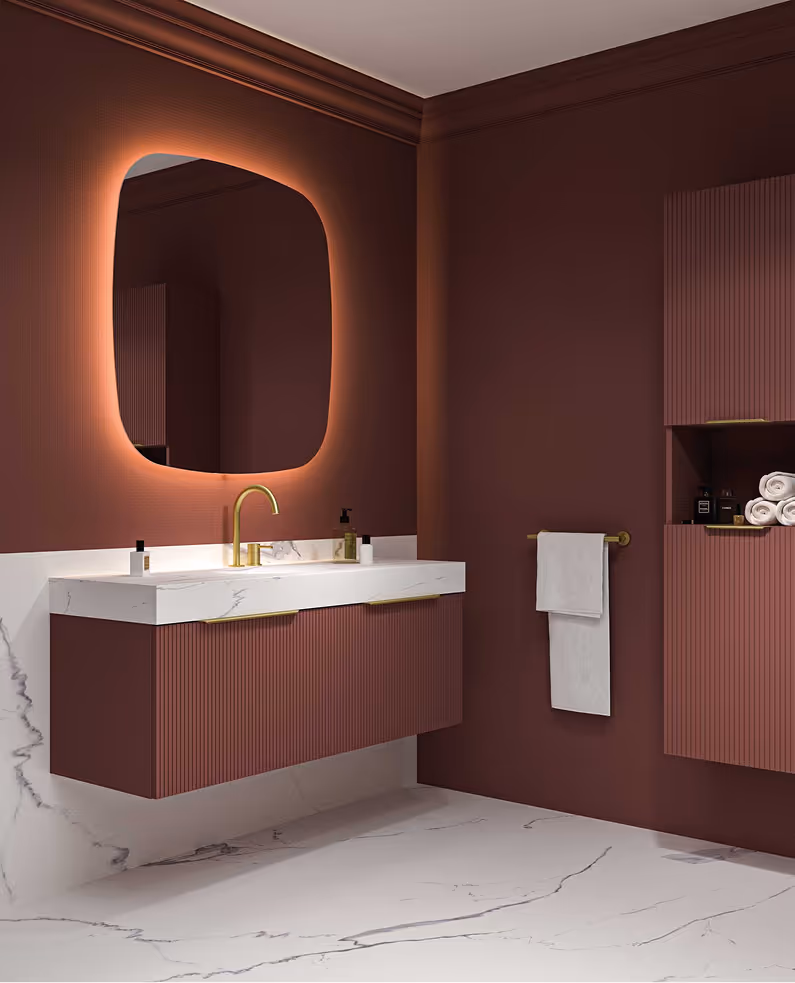 Baño moderno con paredes color marrón, lavabo flotante con encimera blanca y espejo retroiluminado.