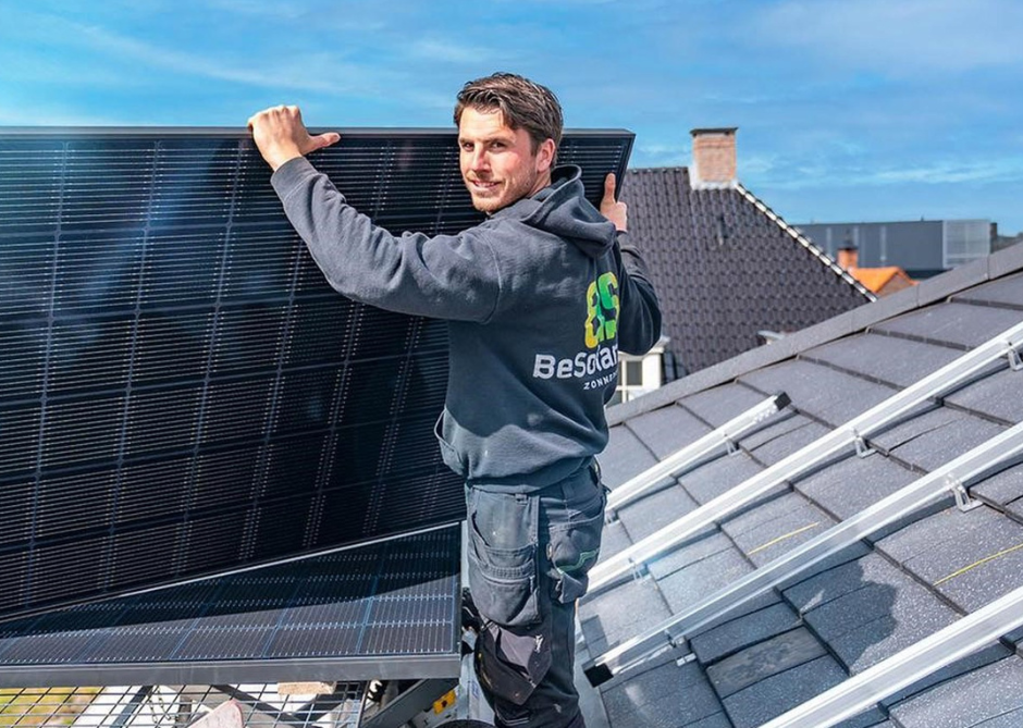 BeSolar monteur op dak met zonnepaneel