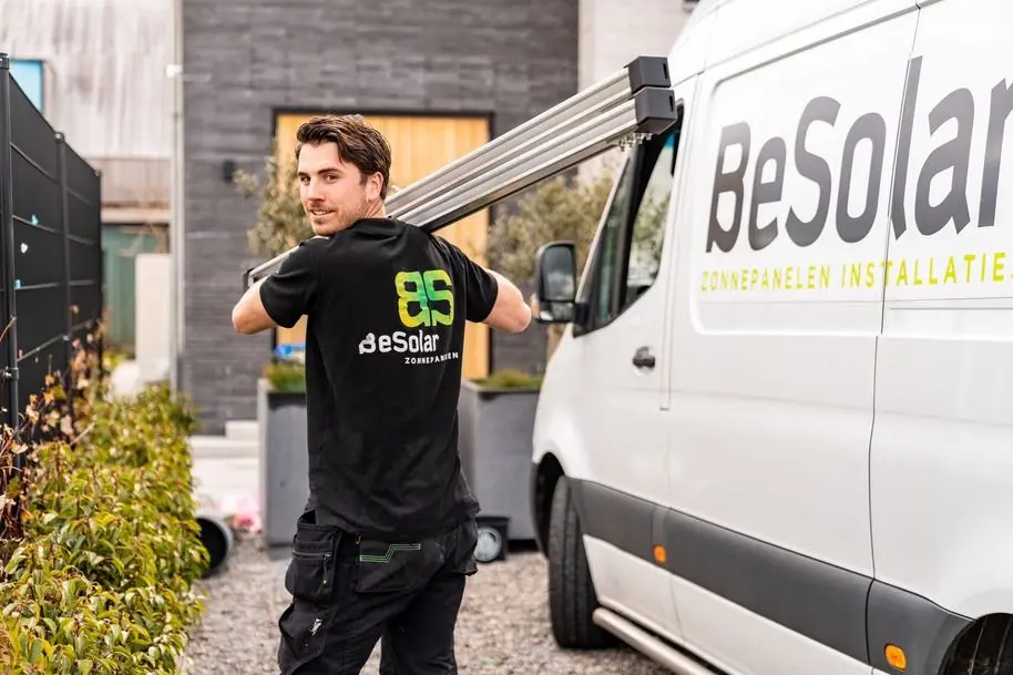 Besolar monteur bij bus