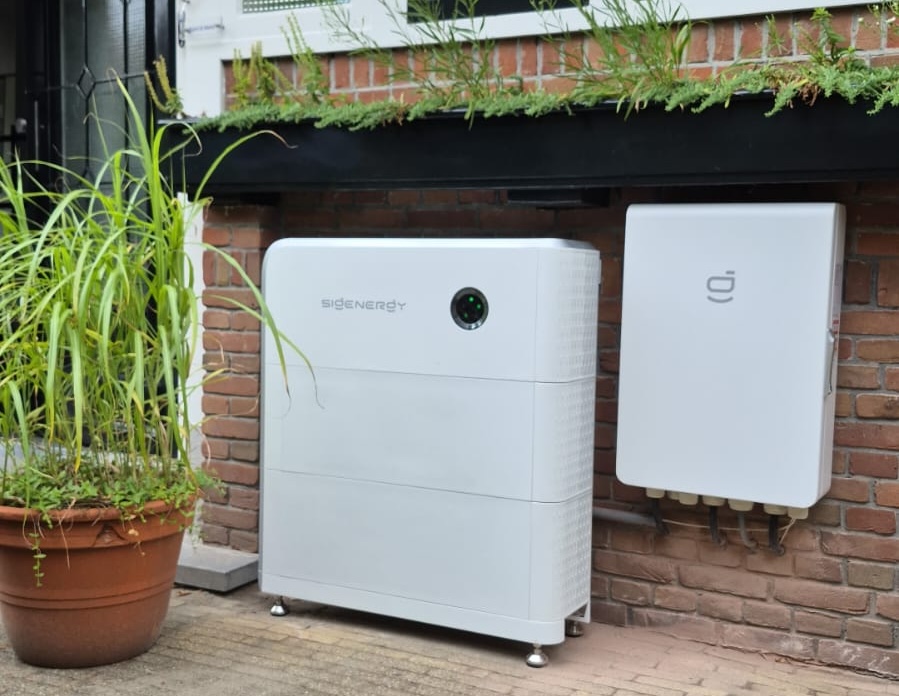 BeSolar monteur staand bij bus