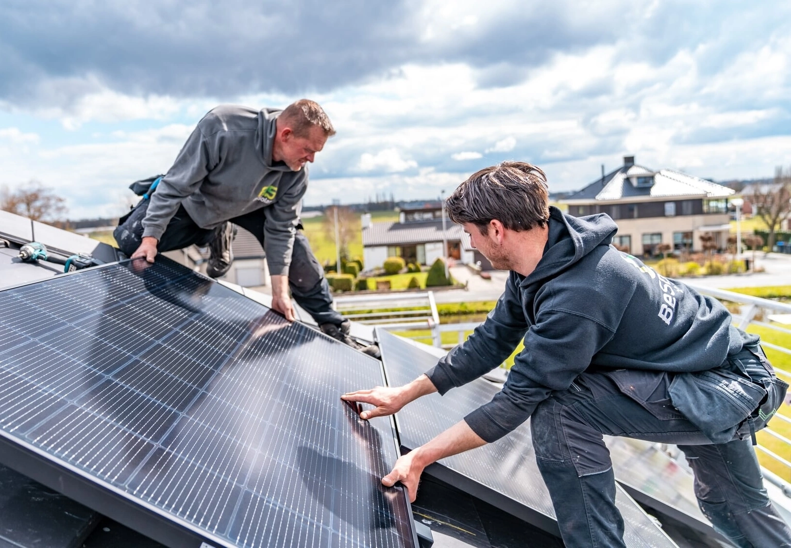 monteurs van besolar op het dak met zonnepanelen