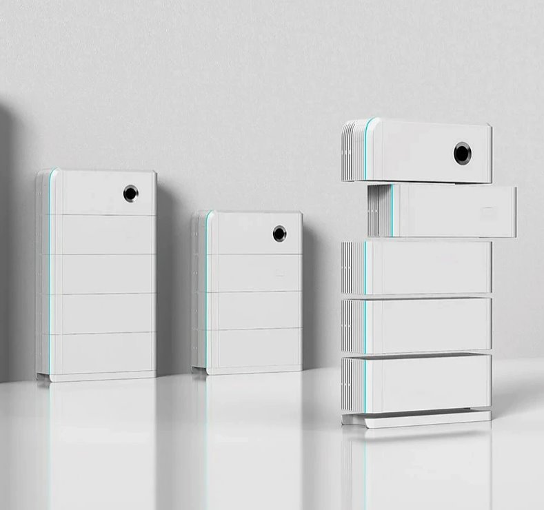 BeSolar monteur staand bij bus