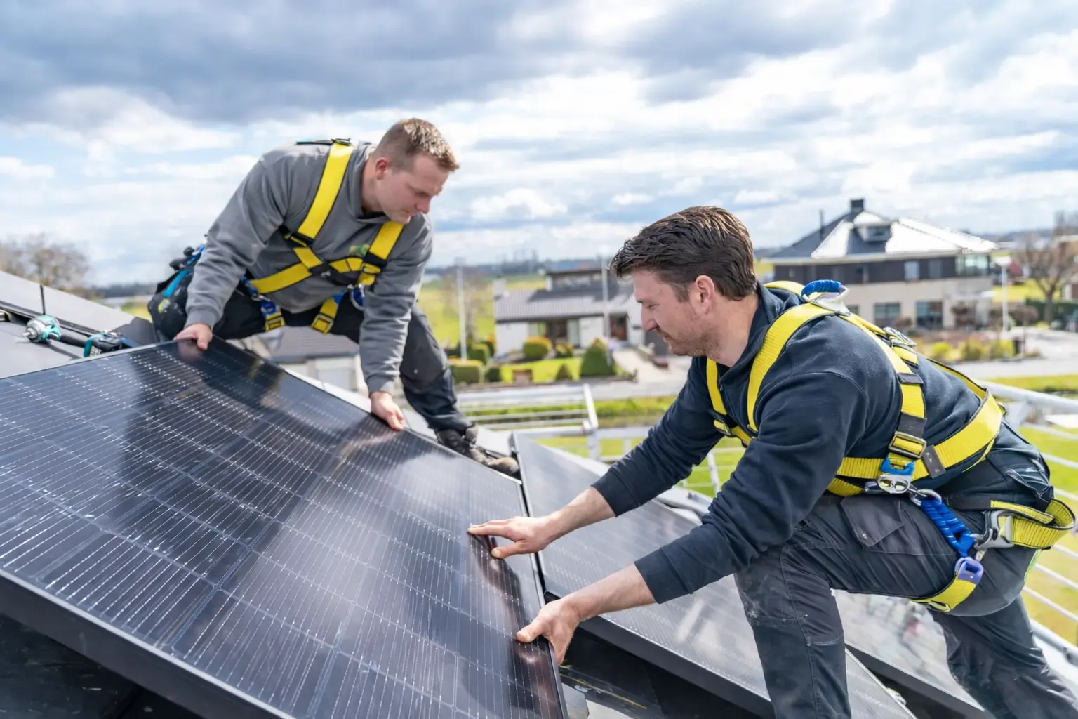 monteurs van besolar op het dak met zonnepanelen