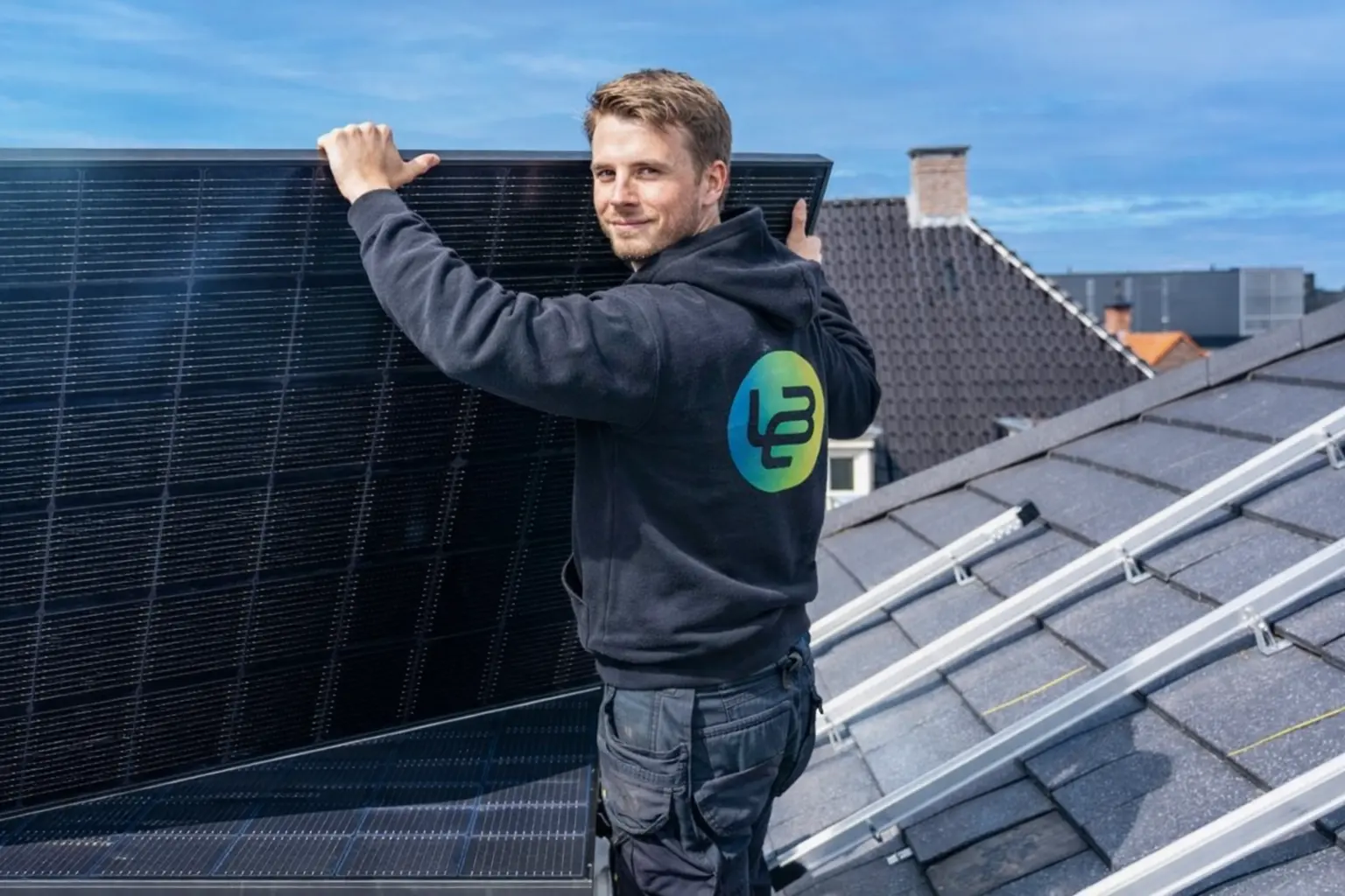 BeSolar monteur op dak met zonnepaneel