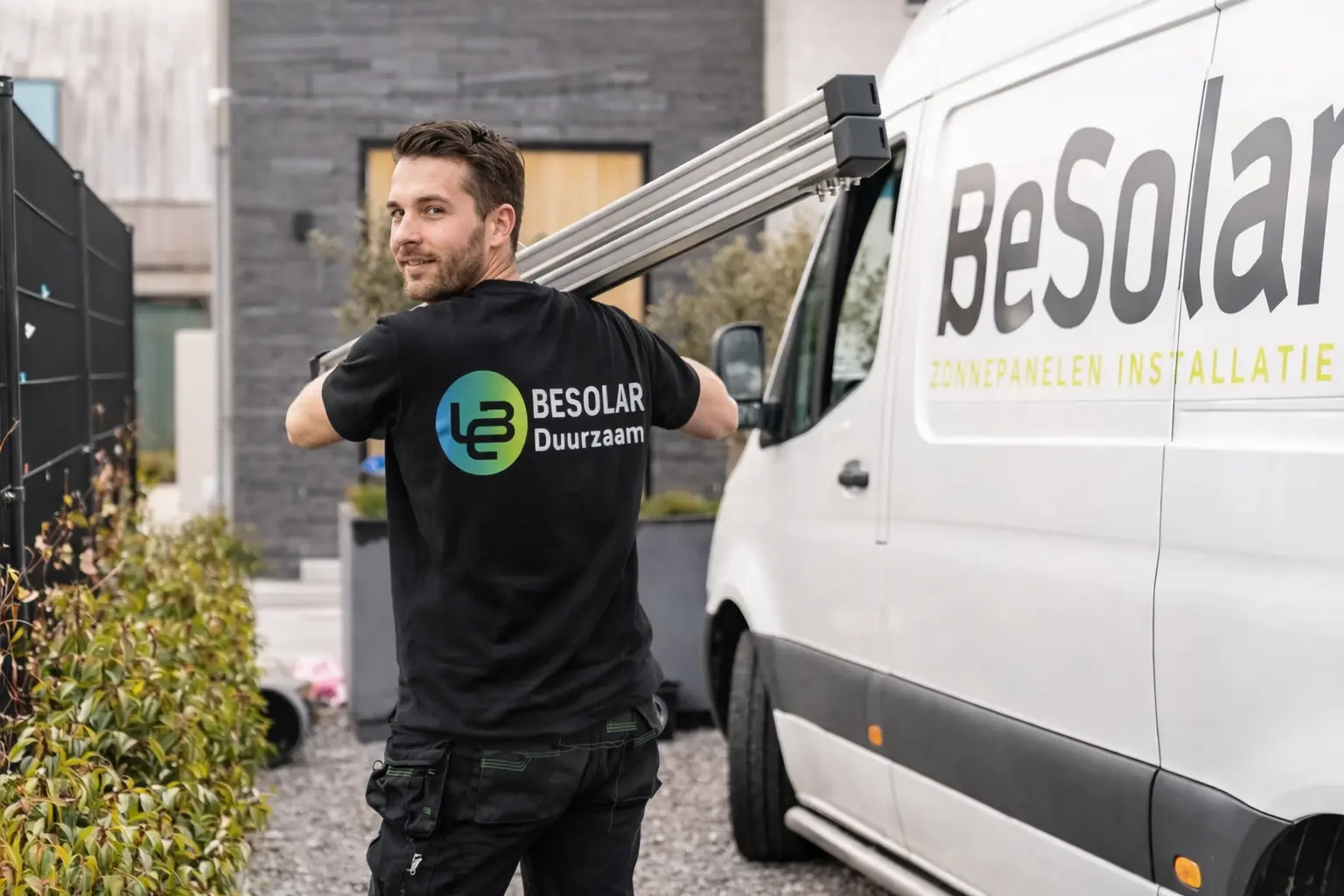 Besolar monteur bij bus