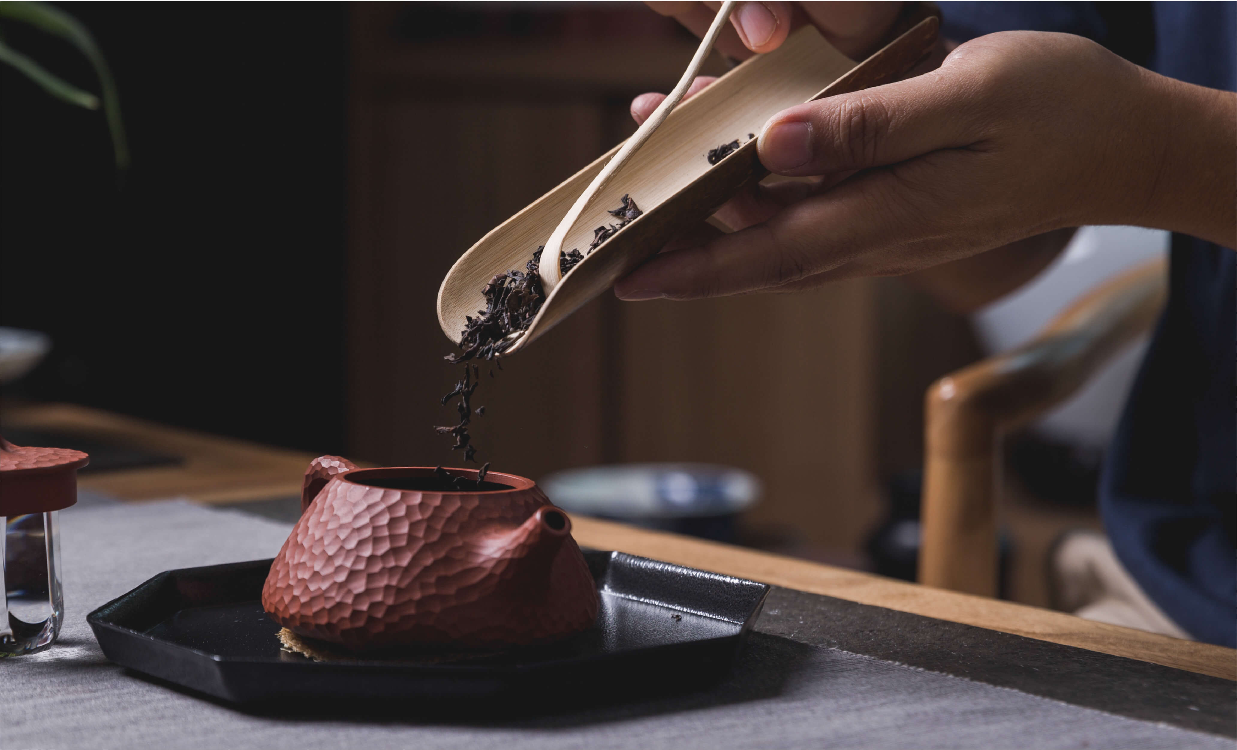 Tea craftsmanship in motion – Oricha tea expert at work