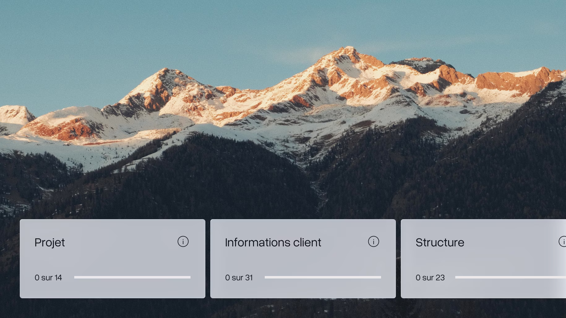 Montagnes enneigées au coucher du soleil avec trois panneaux d'information flous au premier plan indiquant Projet, Informations client et Structure.