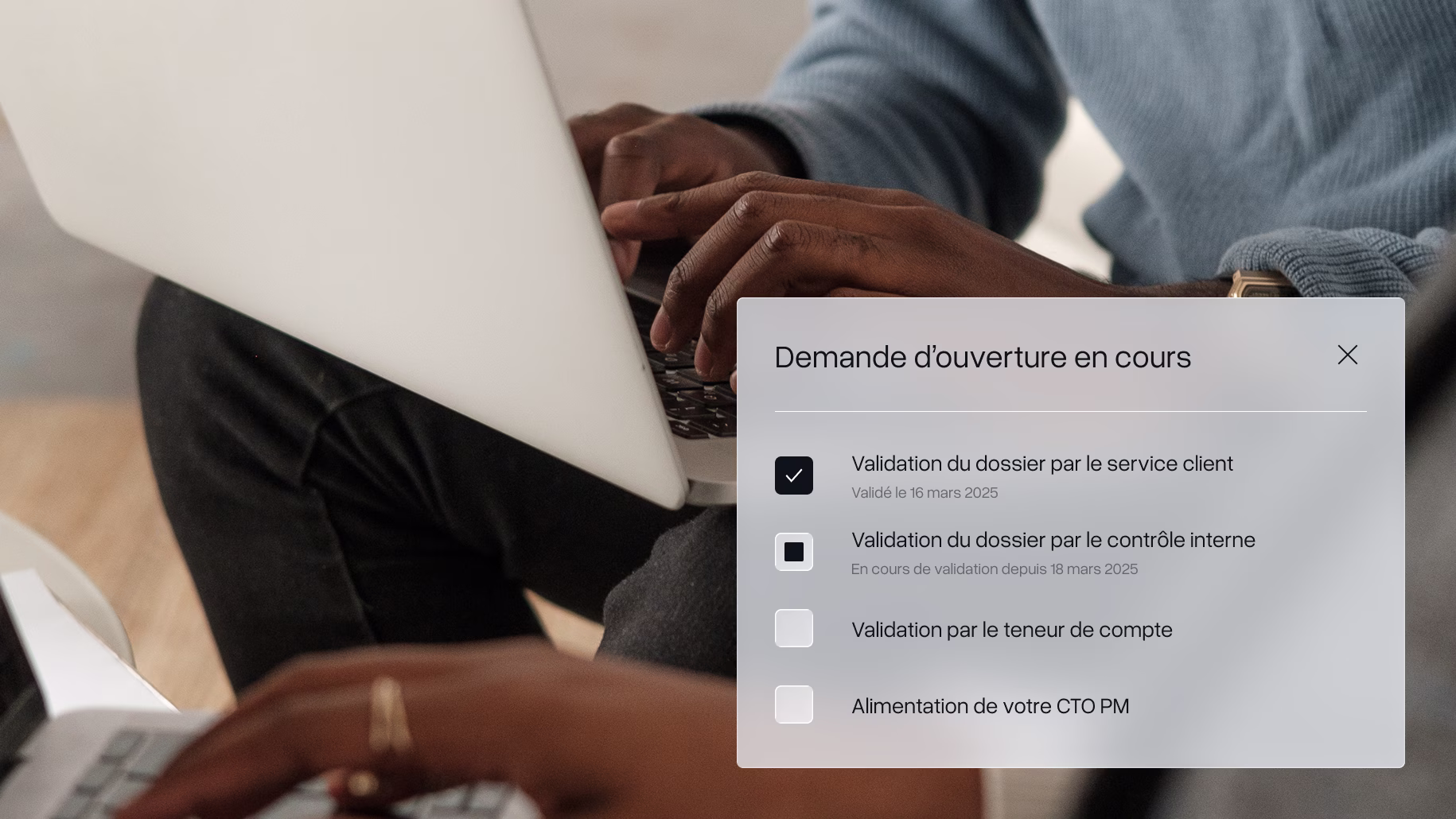 Deux personnes tapant sur des ordinateurs portables avec une fenêtre de suivi de demande d'ouverture affichant l'état de validation à différentes étapes.