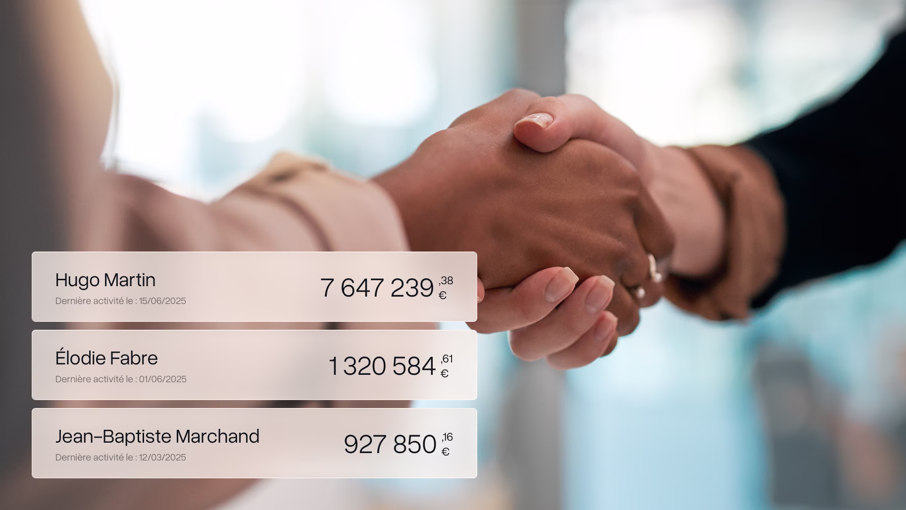 Poignée de main avec superposition d'un répertoire client affichant noms et soldes en euros de trois personnes.