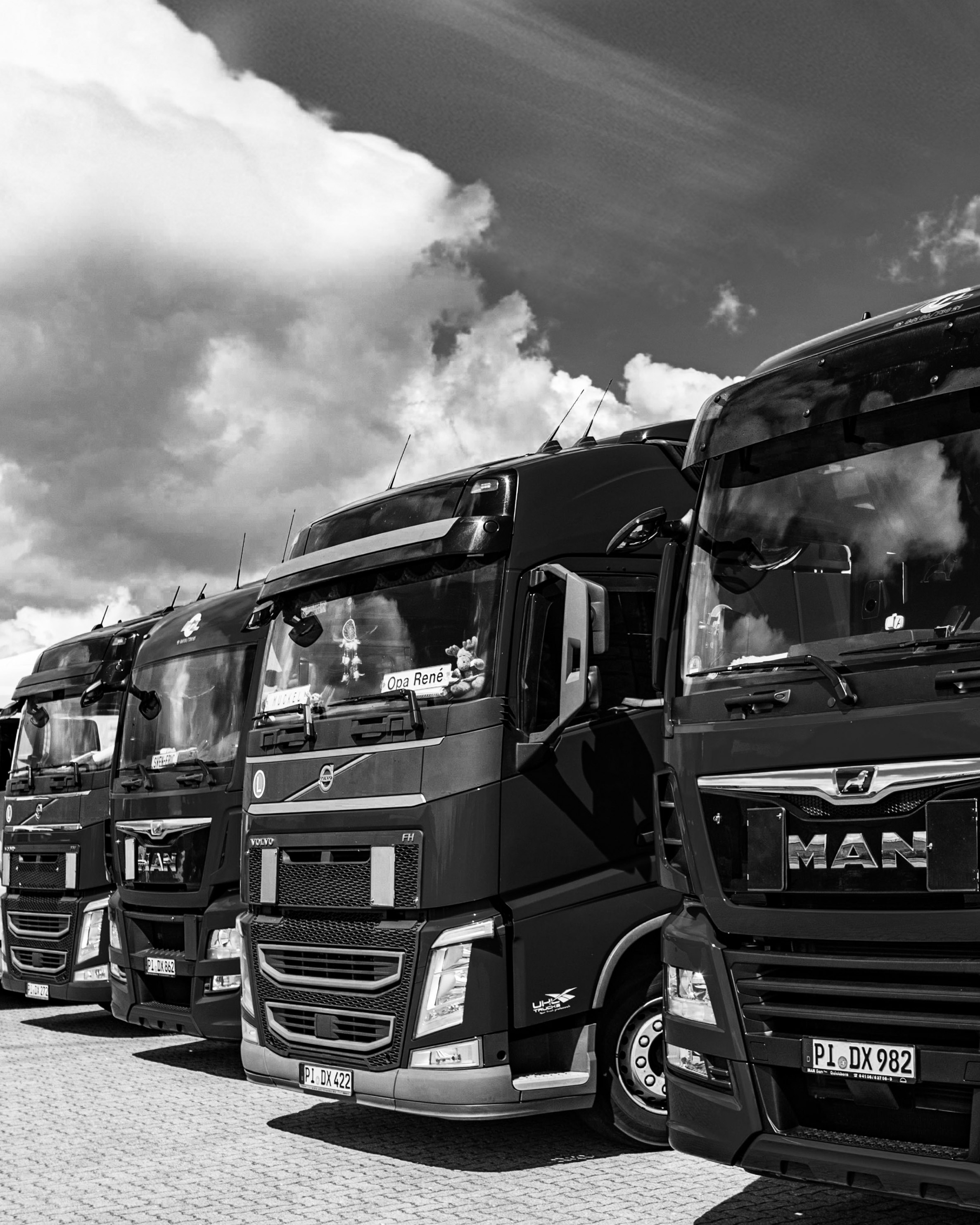 LKWs von der Hans-Peter Irtz GmbH, die im Fernverkehr die Ware von Kunden transportieren