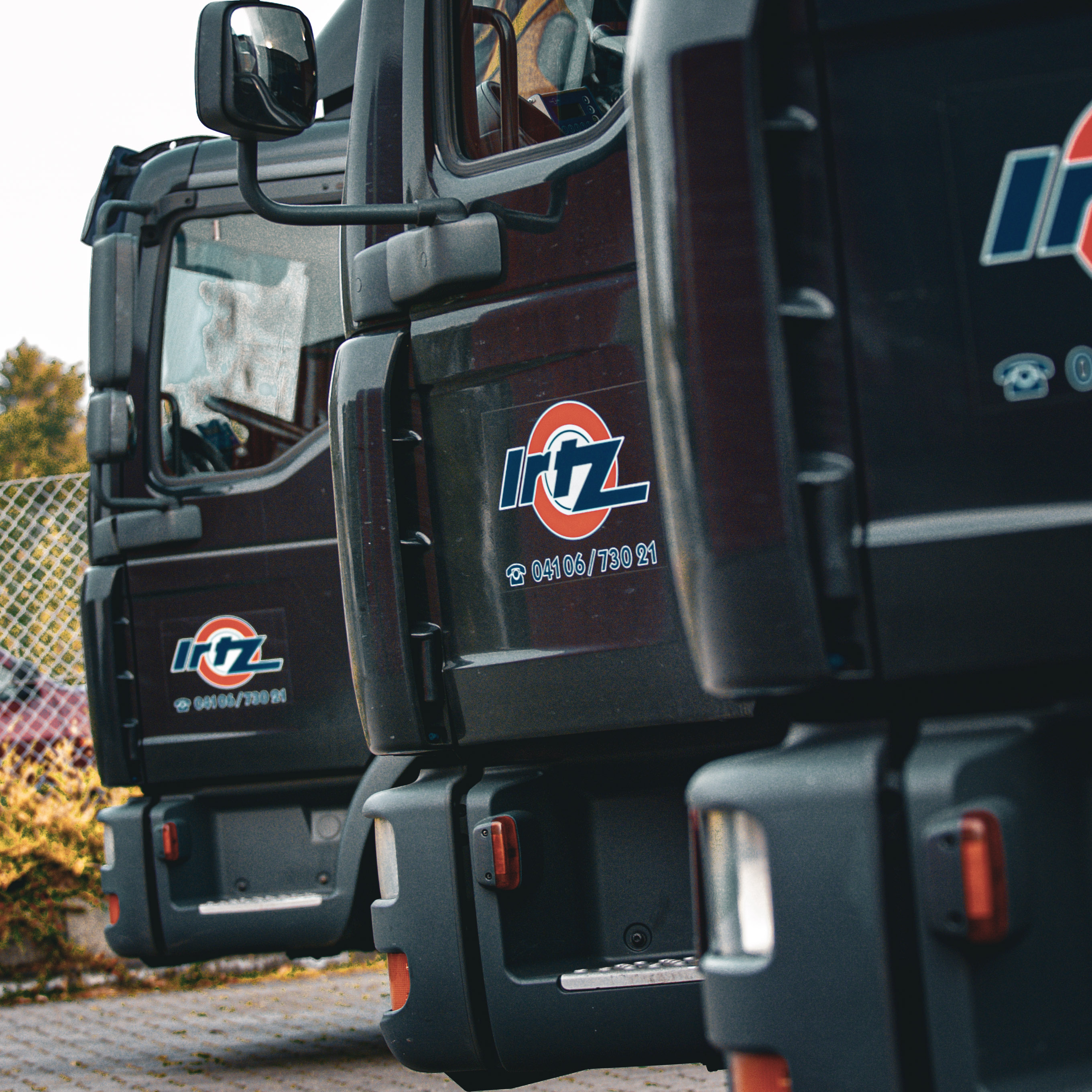 LKWs von der Hans-Peter Irtz GmbH, die im Nahverkehr die Ware von Kunden transportieren