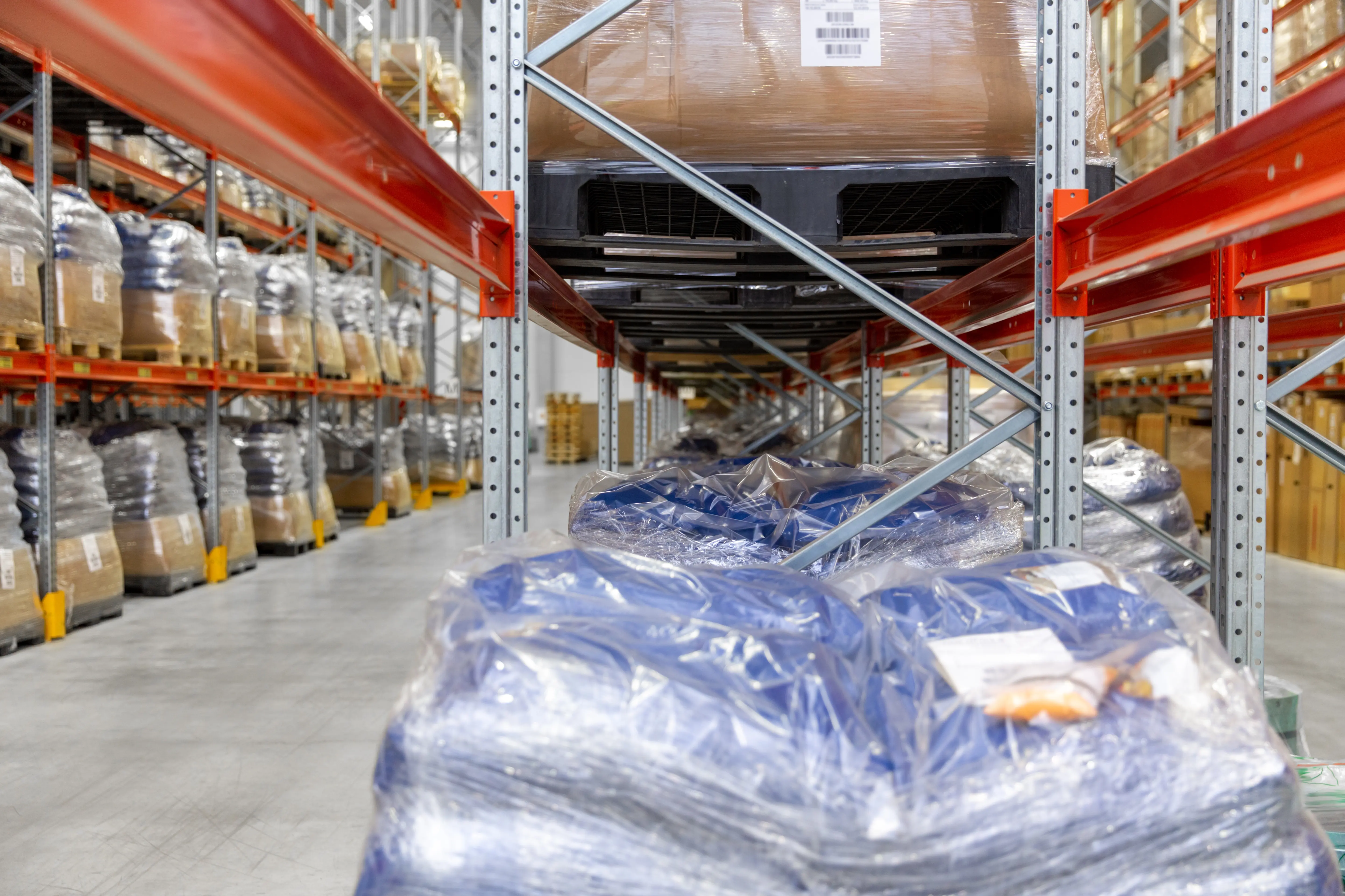 Hochregale mit Paletten mit diversen Produkten drauf