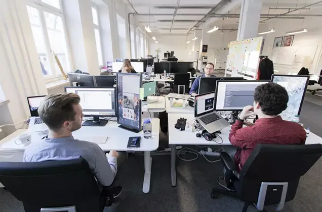 Bild von Leuten die zusammen in einem Büro arbeiten in einem Product team.