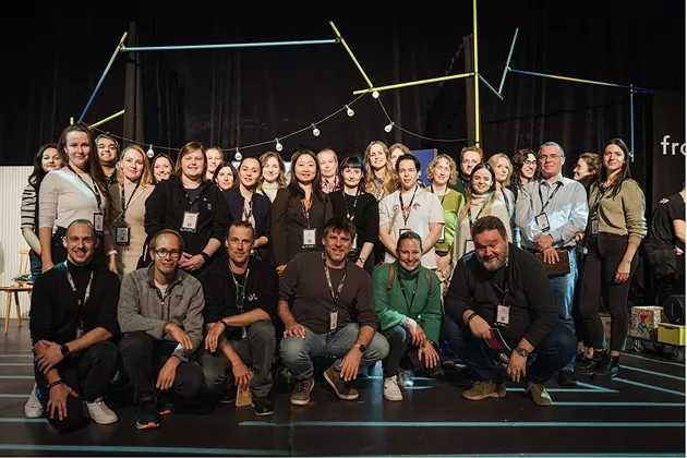 Bild des Digitale Leute Teams auf einer Bühne beim DL Summit