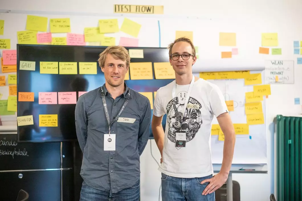 Coaches vor einem Whiteboard mit Post-its