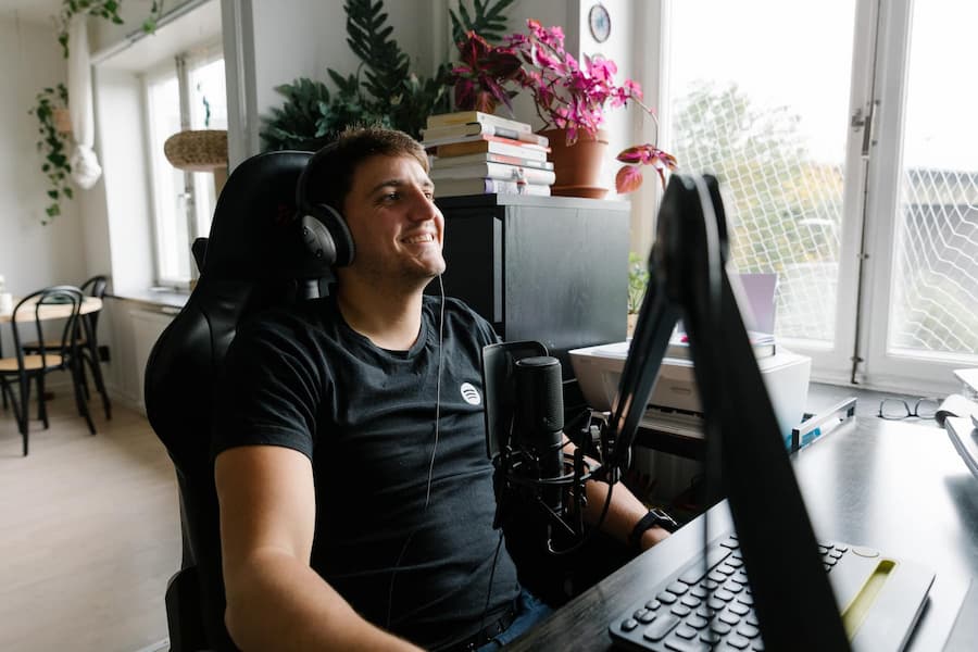 Coaches vor einem Whiteboard mit Post-its